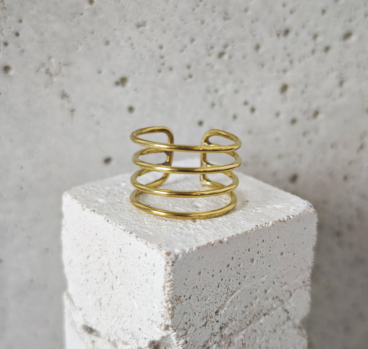 Goldener Spiralring aus Messing, Statement Wrap Ring, Cage Ring verstellbar, Y2K Schmuck - CocosyBerlin