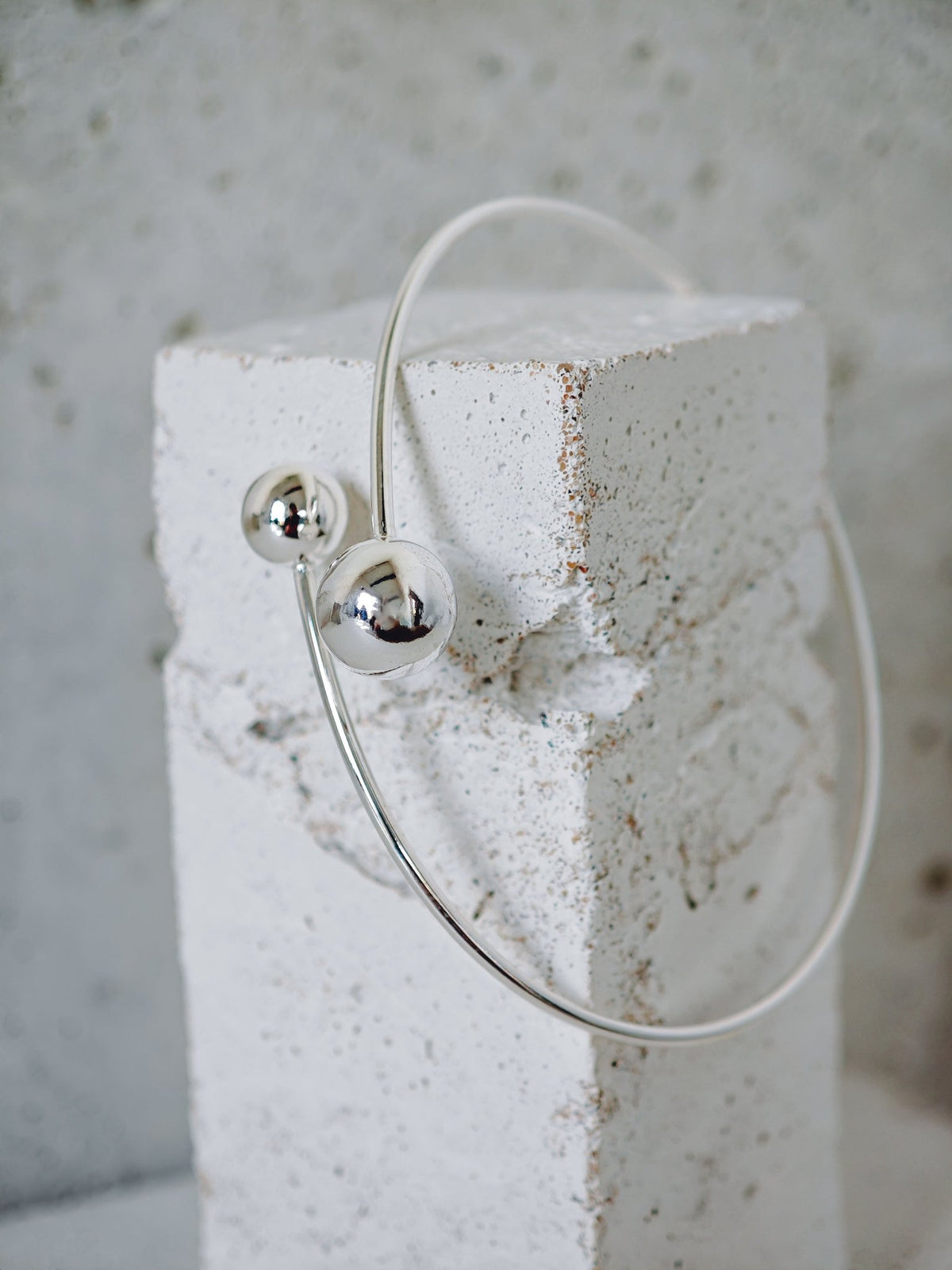 Silber Orbit Armreif aus 925 Silber, Minimalistischer Twist Armreif mit Silberkugeln - CocosyBerlin