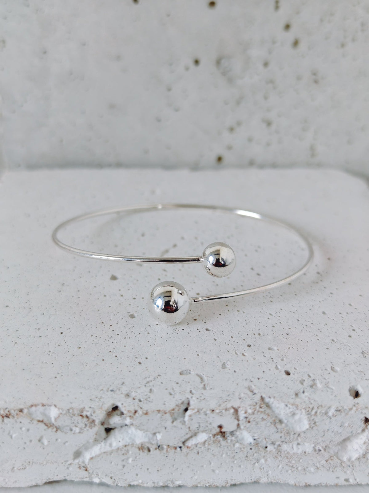 Silber Orbit Armreif aus 925 Silber, Minimalistischer Twist Armreif mit Silberkugeln - CocosyBerlin