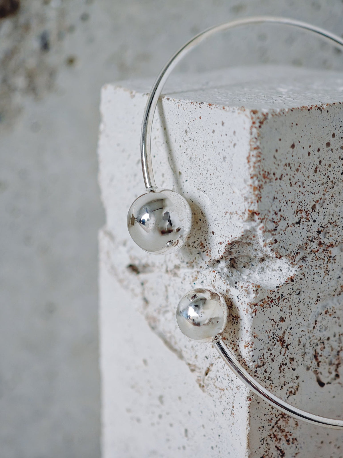 Offener Armreif aus 925 Silber mit zwei Kugeln, Minimalist Silver Sphere Bangle - CocosyBerlin