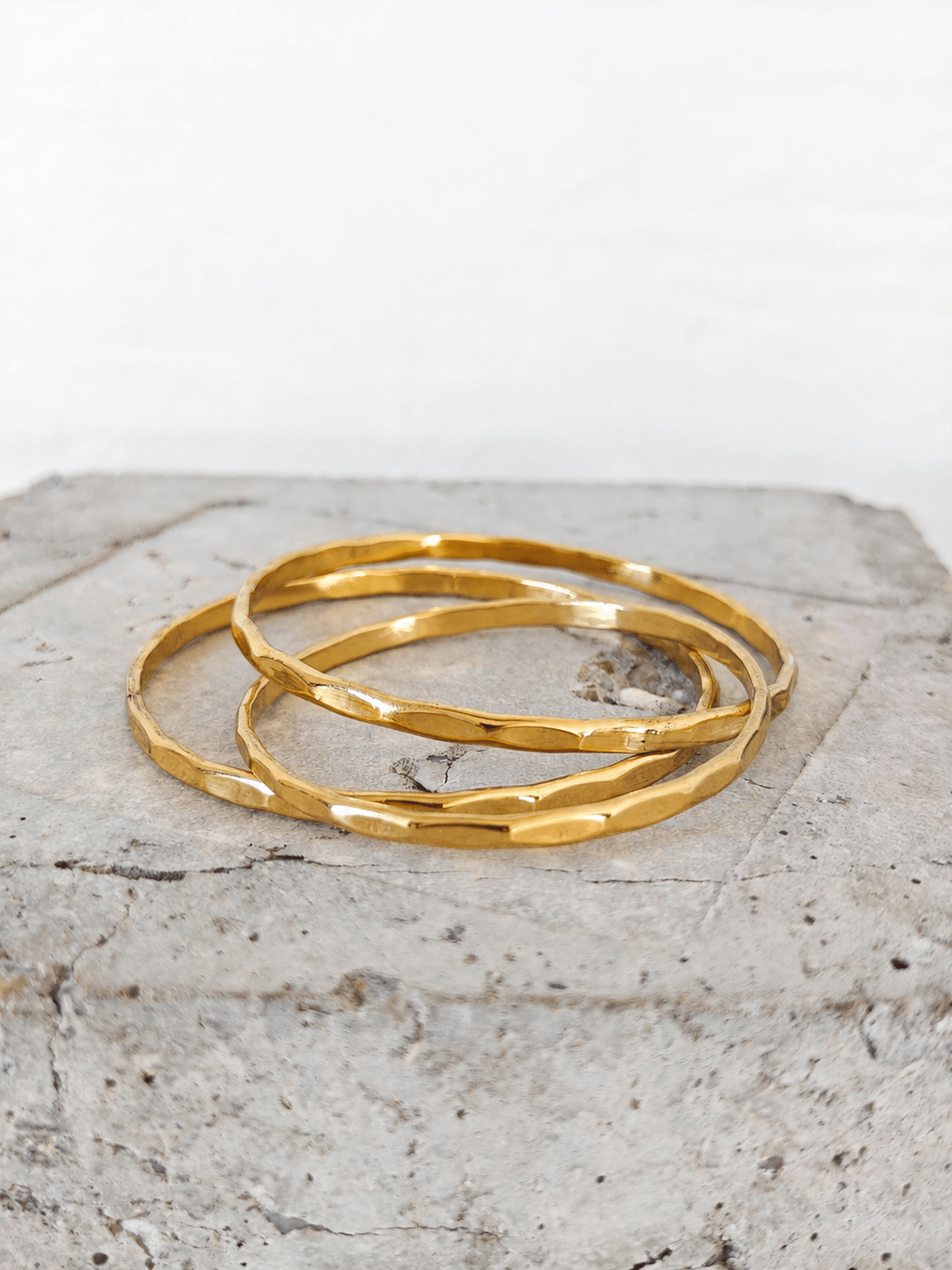 Goldener Armreif aus Messing gehämmert mit Struktur, Golden Hammered Bracelet – Minimal Brass Statement, Minimalistisches goldenes Armband - CocosyBerlin