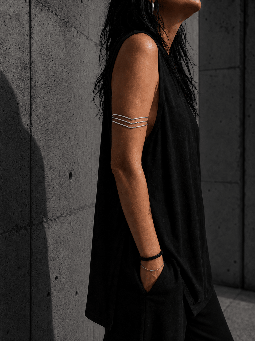 Boho Oberarmreif / Armreif Messing versilbert, Arm Cuff, Oberarm Manschette gehämmert, Festival Schmuck - CocosyBerlin