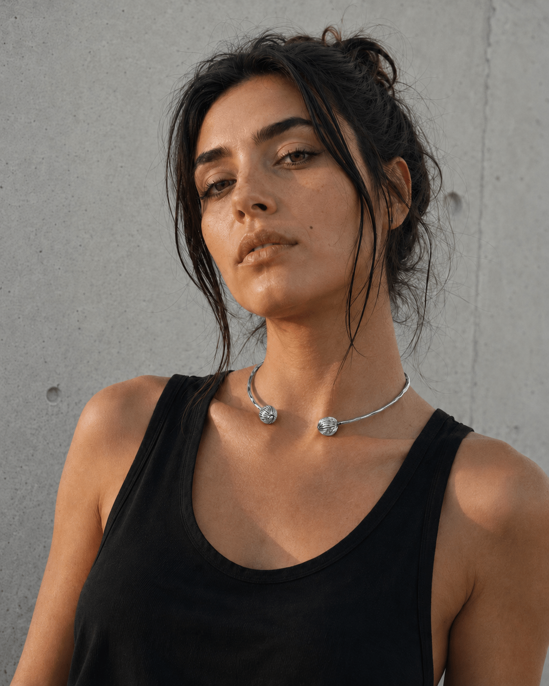 silbernes Choker & Armreif Set aus gehämmertem Messing versilbert, Boho Schmuck-Set minimalistisch, Silver Sphere Set – Choker & Bracelet - CocosyBerlin