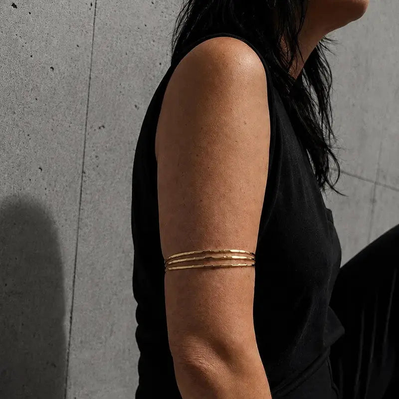Goldener Boho Armreif aus Messing, mehrreihig gehämmert, Produktfoto