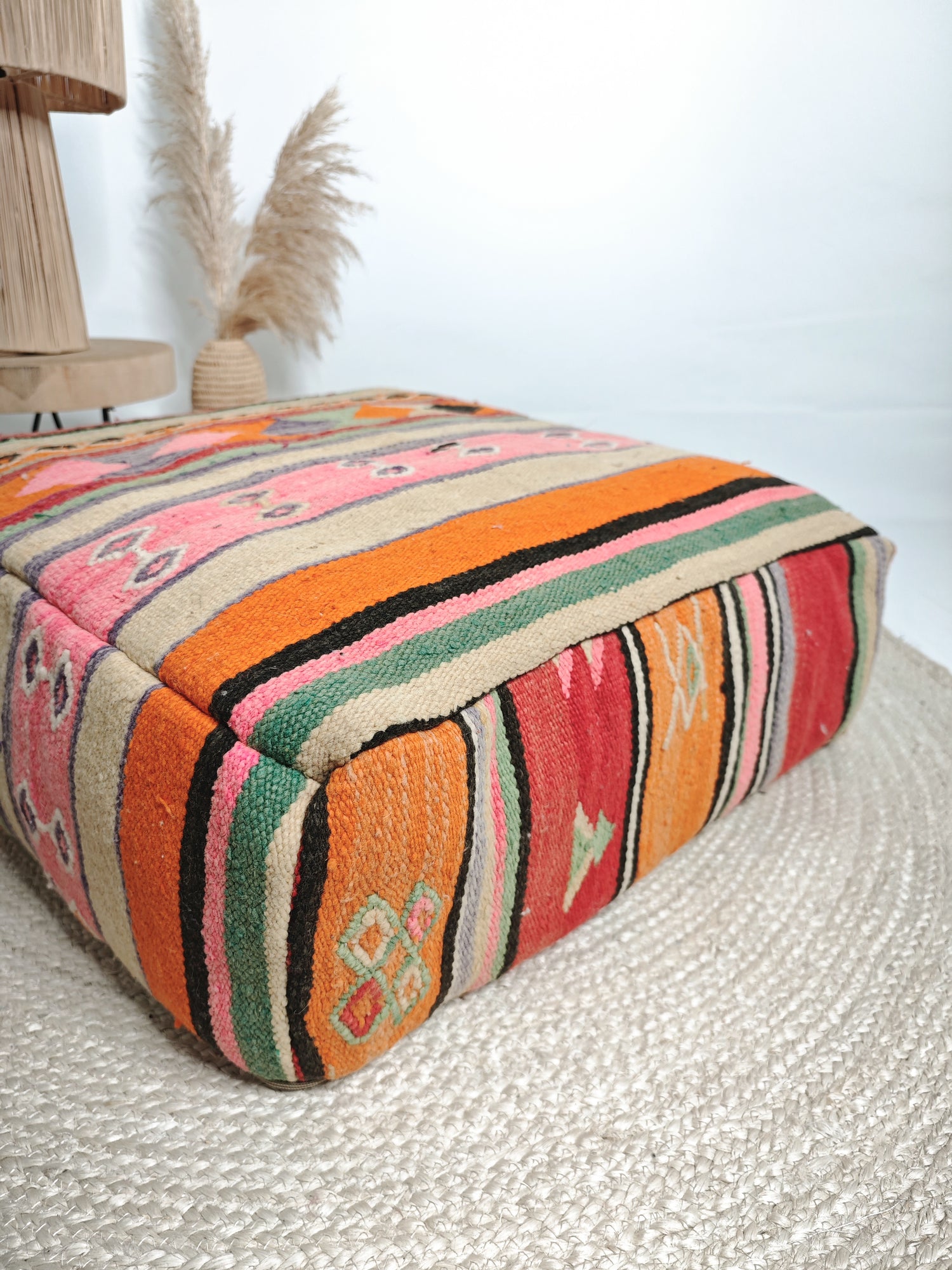 Marokkanischer Pouf, Berber Bodenkissen bunt, Sitzkissen aus Wolle, Vintage Kelim Bodenkissen, Boho Sitzkissen Marrakesch