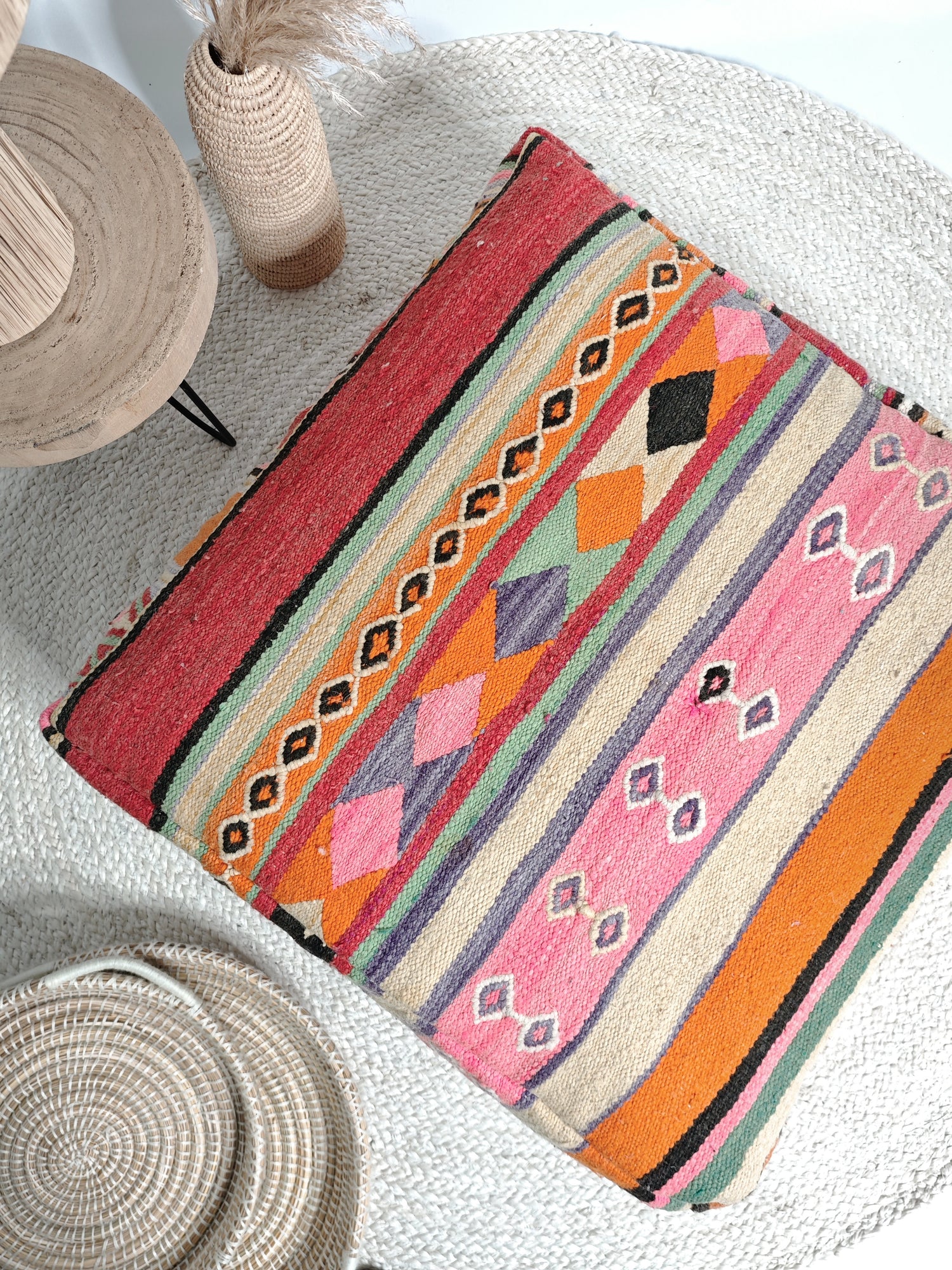 Marokkanischer Pouf, Berber Bodenkissen bunt, Sitzkissen aus Wolle, Vintage Kelim Bodenkissen, Boho Sitzkissen Marrakesch