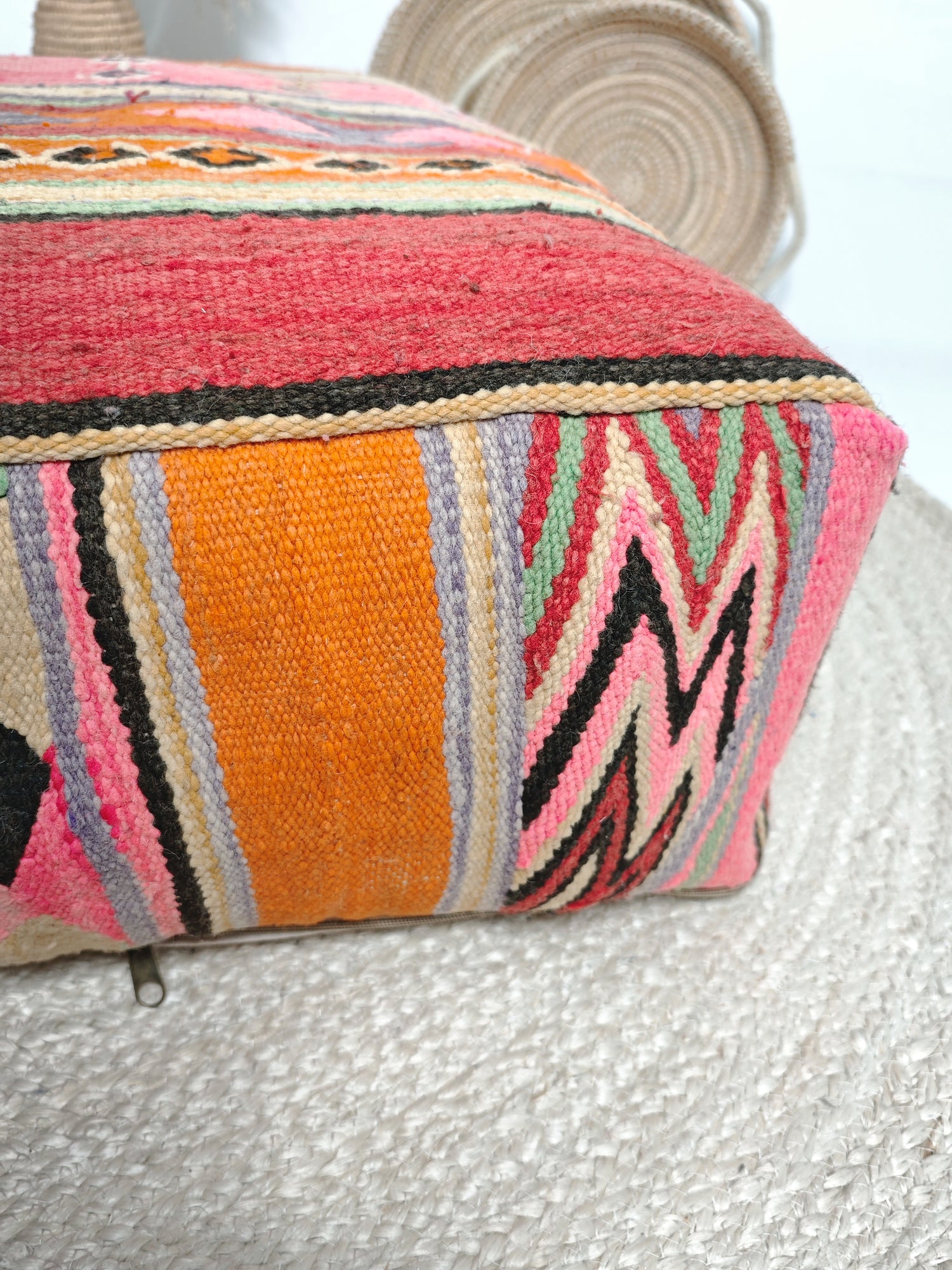Marokkanischer Pouf, Berber Bodenkissen bunt, Sitzkissen aus Wolle, Vintage Kelim Bodenkissen, Boho Sitzkissen Marrakesch
