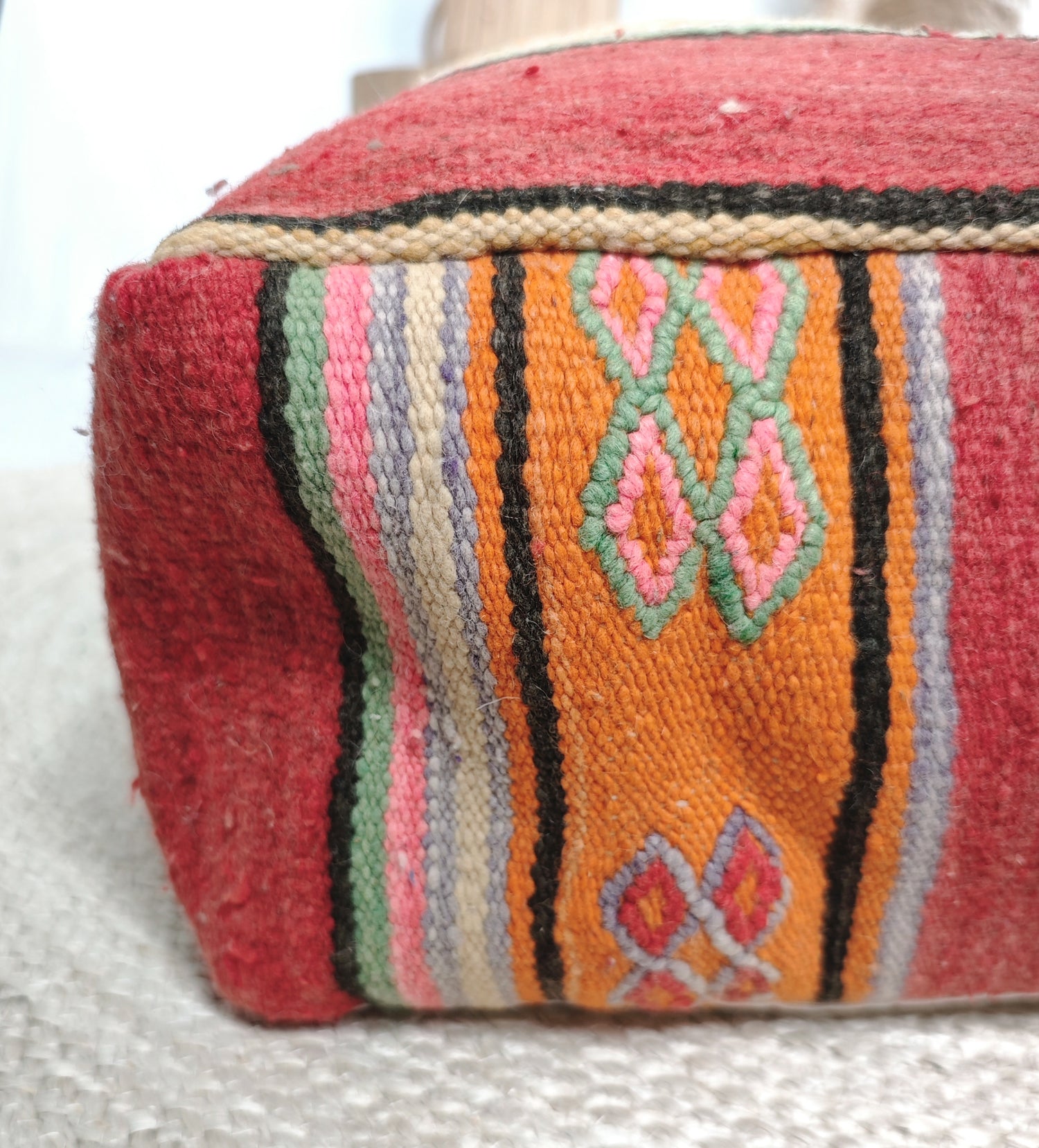 Marokkanischer Pouf, Berber Bodenkissen bunt, Sitzkissen aus Wolle, Vintage Kelim Bodenkissen, Boho Sitzkissen Marrakesch