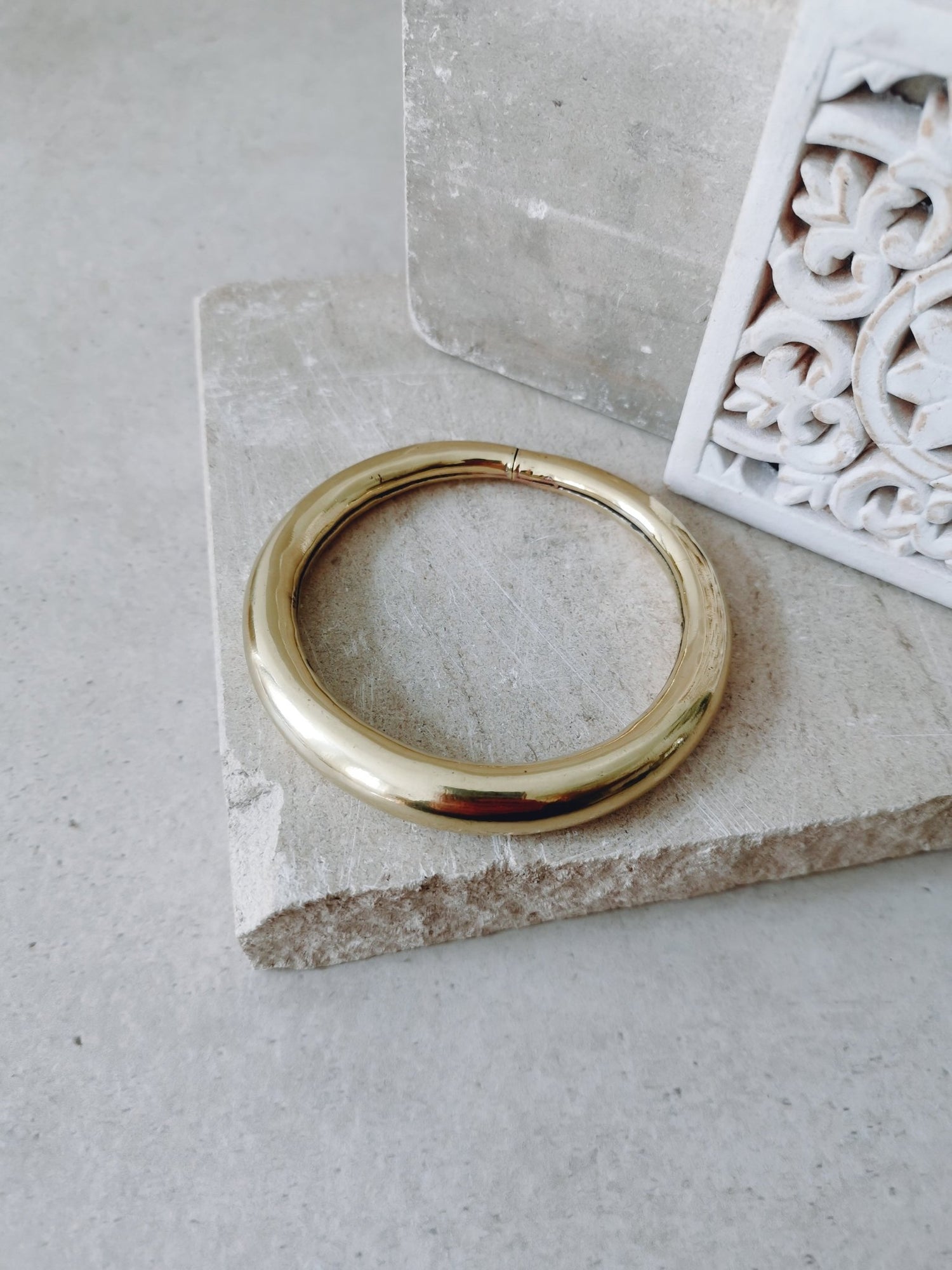 Breiter Armreif aus goldenem Messing, Statement Armband, Tribal goldener Armreif - CocosyBerlin