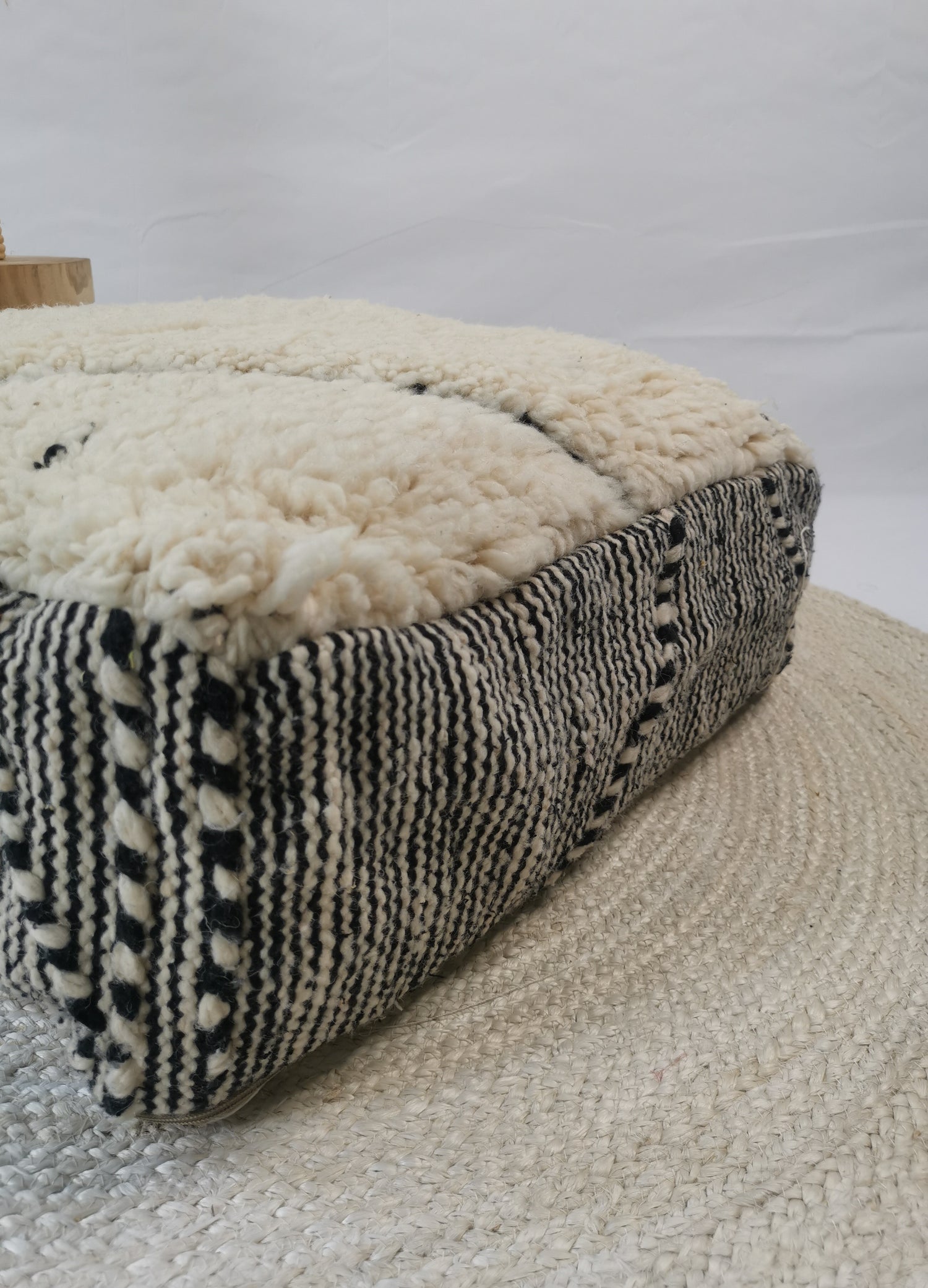 Marokkanischer Vintage Pouf, Berber Bodenkissen, Sitzkissen aus Wolle, Vintage Bodenkissen, Boho Sitzkissen Marrakesch