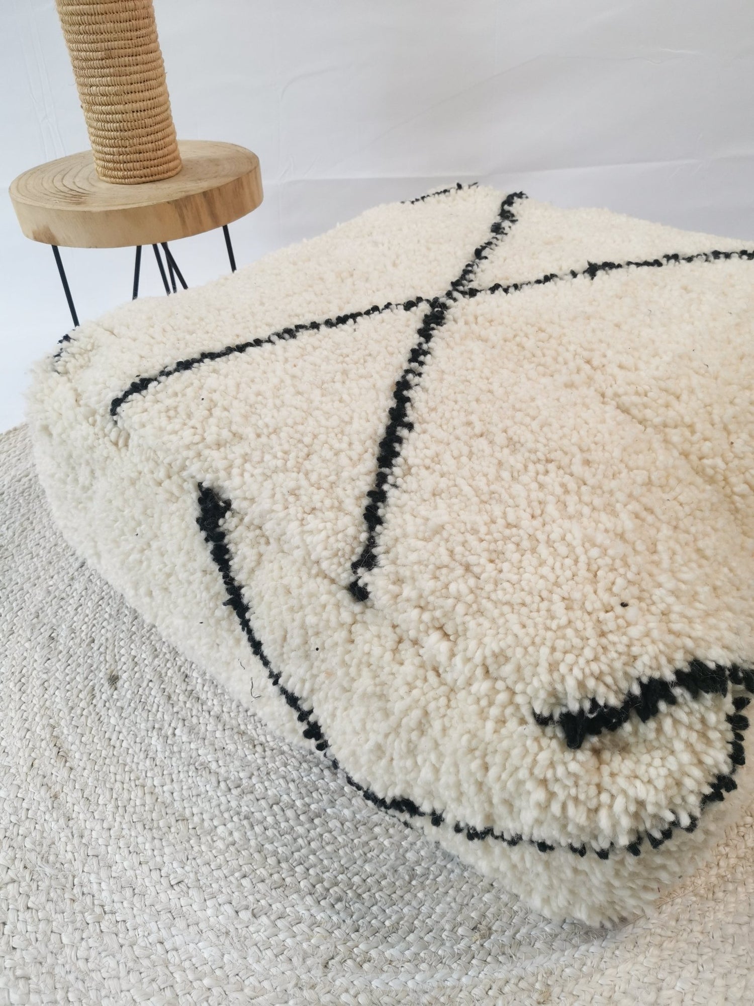 Marokkanischer Beni Ourain Pouf, Berber Bodenkissen, Sitzkissen aus Wolle, Vintage Bodenkissen, Boho Sitzkissen Marrakesch - CocosyBerlin