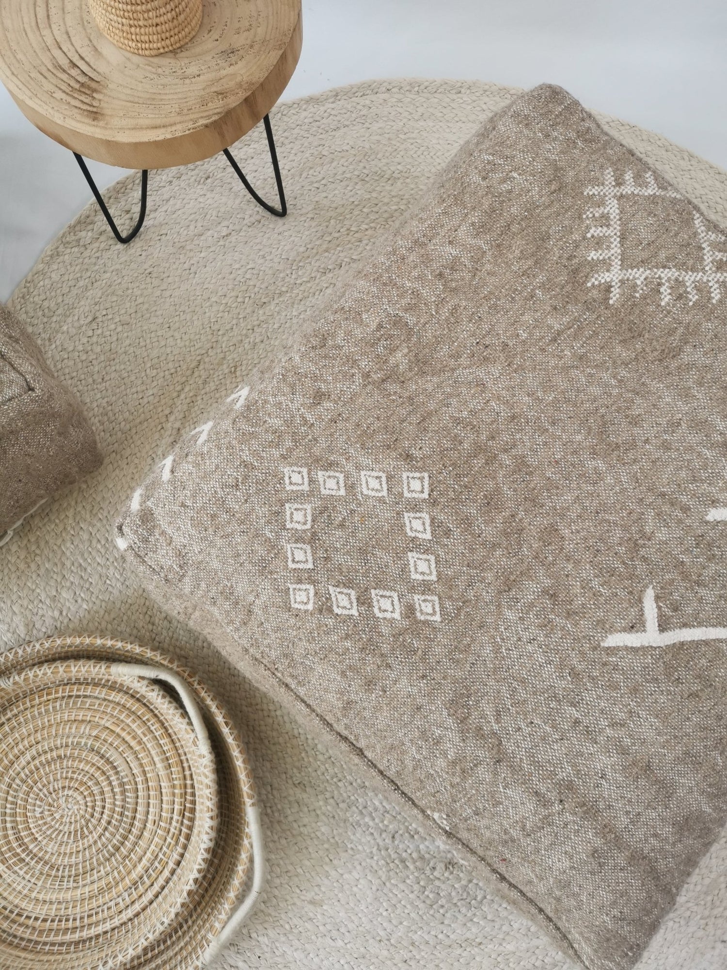 Marokkanischer Pouf, Beni Ourain Bodenkissen, geometrische Muster, Boho Sitzkissen Meditationskissen aus Wolle, Handarbeit - CocosyBerlin