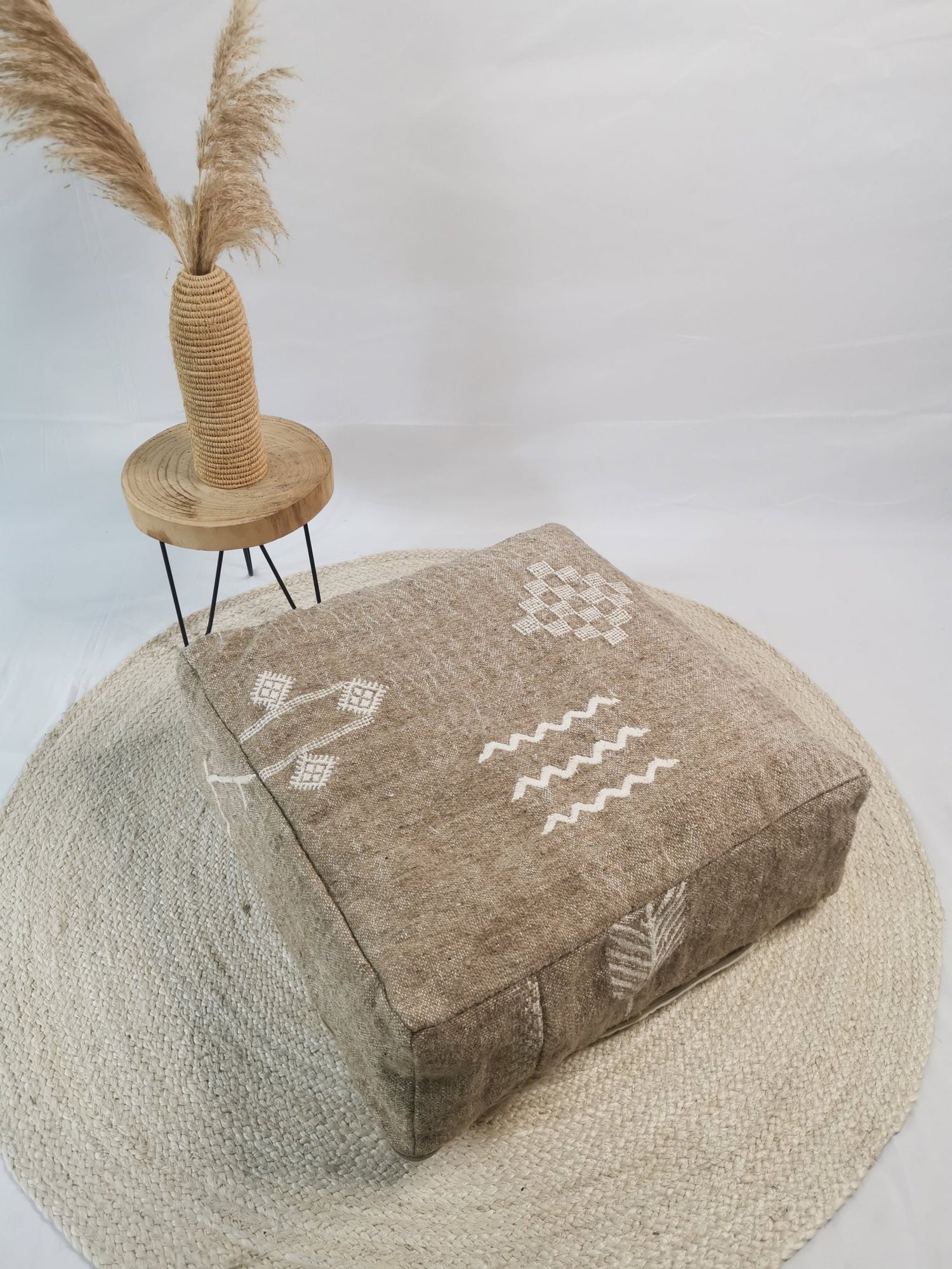 Marokkanischer Pouf, Beni Ourain Bodenkissen, geometrische Muster, Boho Sitzkissen Meditationskissen aus Wolle, Handarbeit - CocosyBerlin
