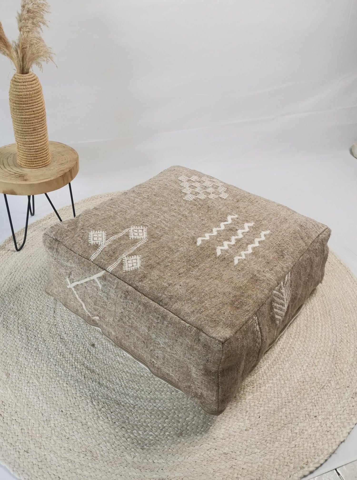 Marokkanischer Pouf, Beni Ourain Bodenkissen, geometrische Muster, Boho Sitzkissen Meditationskissen aus Wolle, Handarbeit - CocosyBerlin