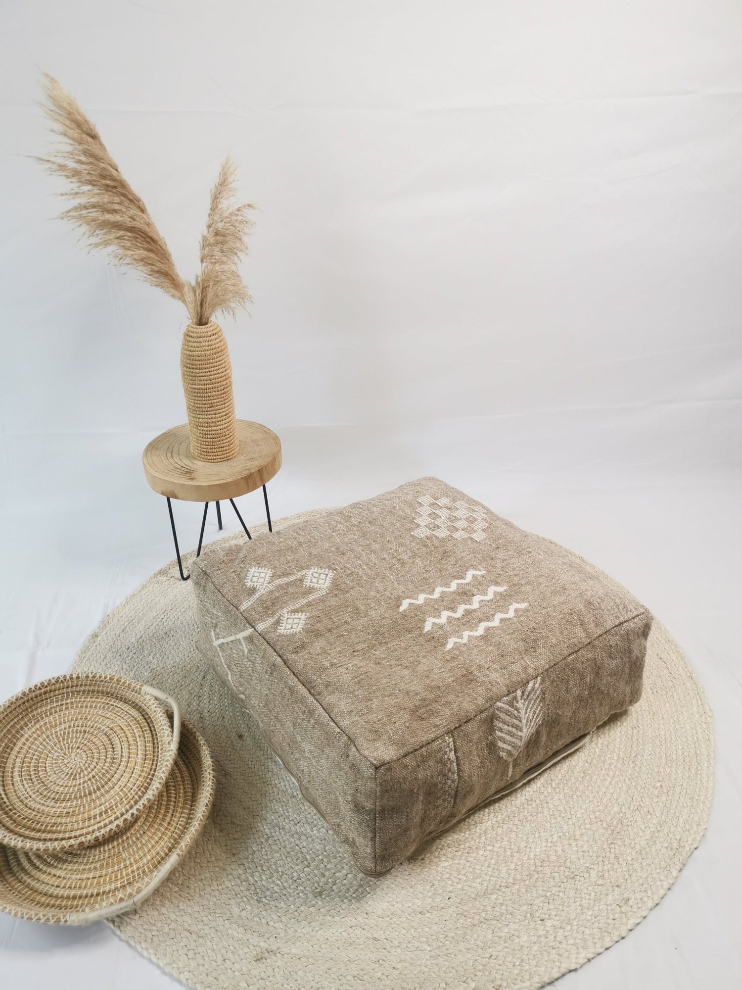 Marokkanischer Pouf, Beni Ourain Bodenkissen, geometrische Muster, Boho Sitzkissen Meditationskissen aus Wolle, Handarbeit - CocosyBerlin