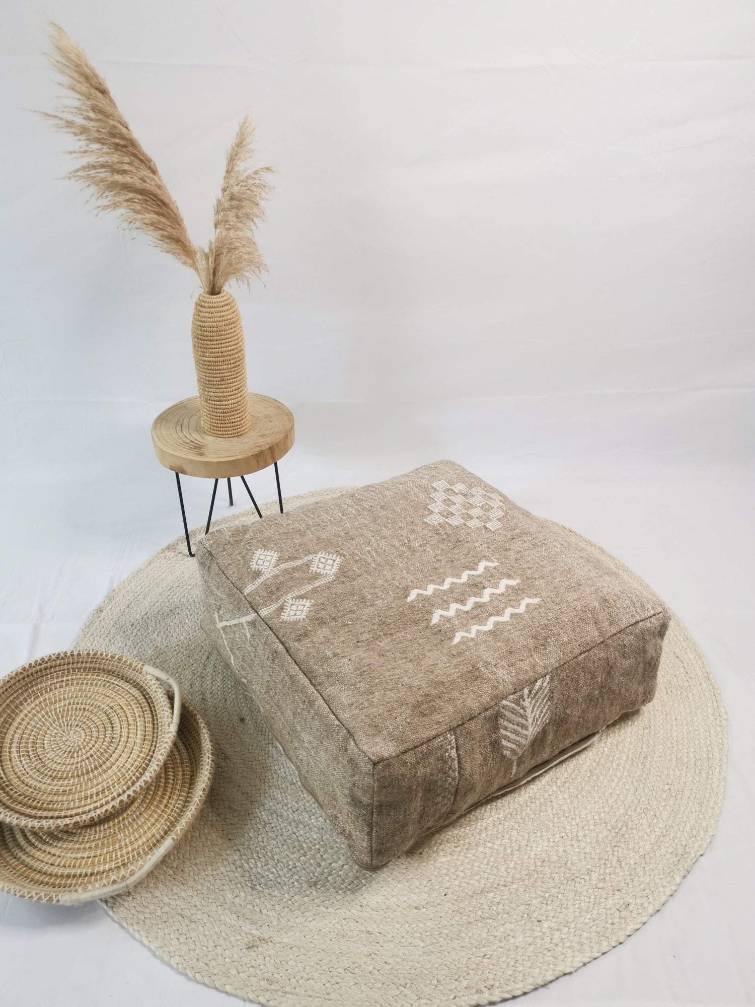 Marokkanischer Pouf, Beni Ourain Bodenkissen, geometrische Muster, Boho Sitzkissen Meditationskissen aus Wolle, Handarbeit - CocosyBerlin