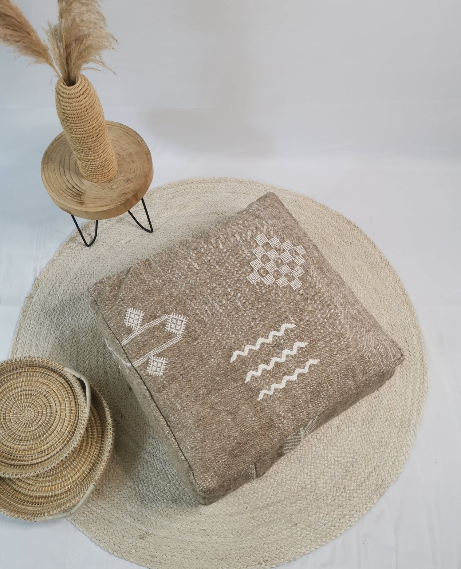 Marokkanischer Pouf, Beni Ourain Bodenkissen, geometrische Muster, Boho Sitzkissen Meditationskissen aus Wolle, Handarbeit - CocosyBerlin