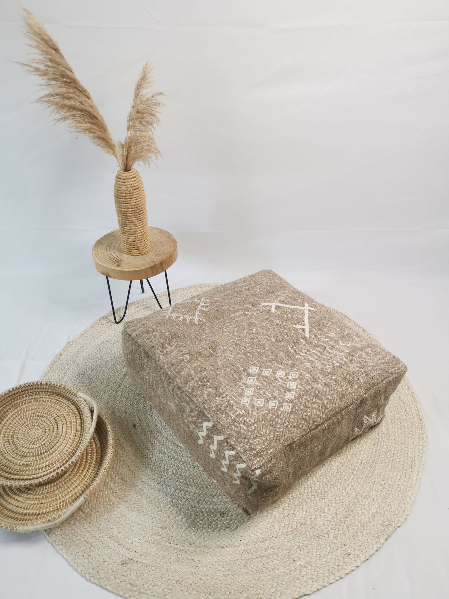 Marokkanischer Pouf, Beni Ourain Bodenkissen, geometrische Muster, Boho Sitzkissen Meditationskissen aus Wolle, Handarbeit - CocosyBerlin