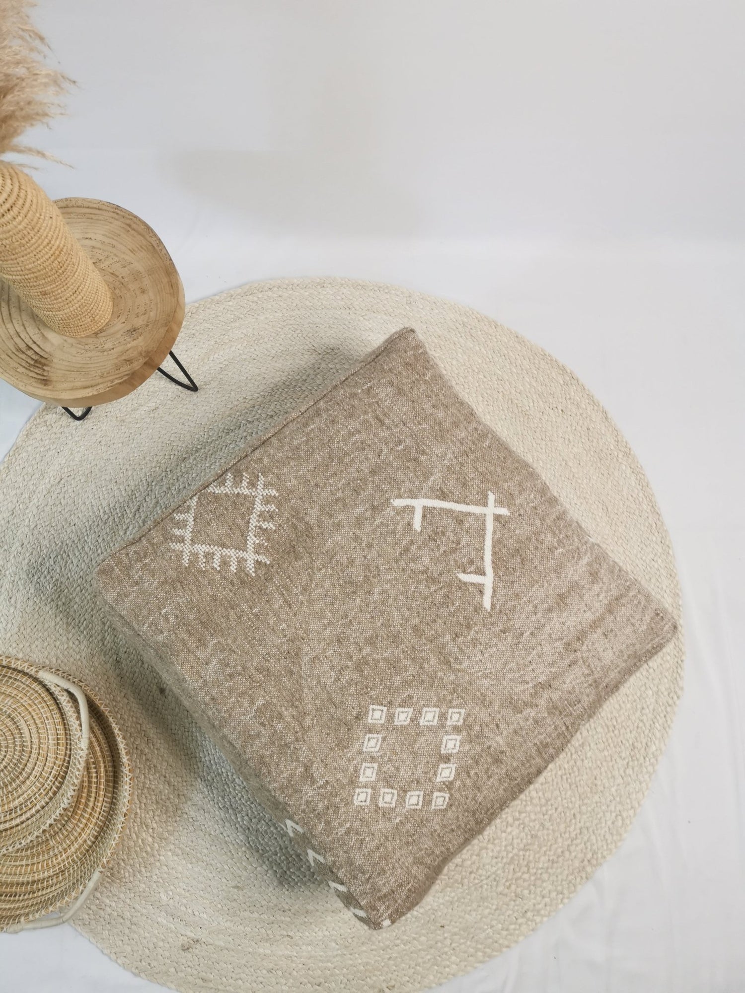 Marokkanischer Pouf, Beni Ourain Bodenkissen, geometrische Muster, Boho Sitzkissen Meditationskissen aus Wolle, Handarbeit - CocosyBerlin