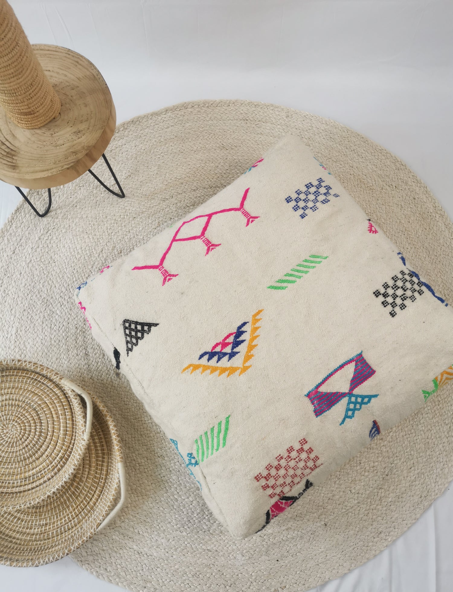 Marokkanischer Pouf, Ethno Bodenkissen, Bunte Beni Ourain geometrische Muster, Boho Sitzkissen aus Wolle, Handarbeit