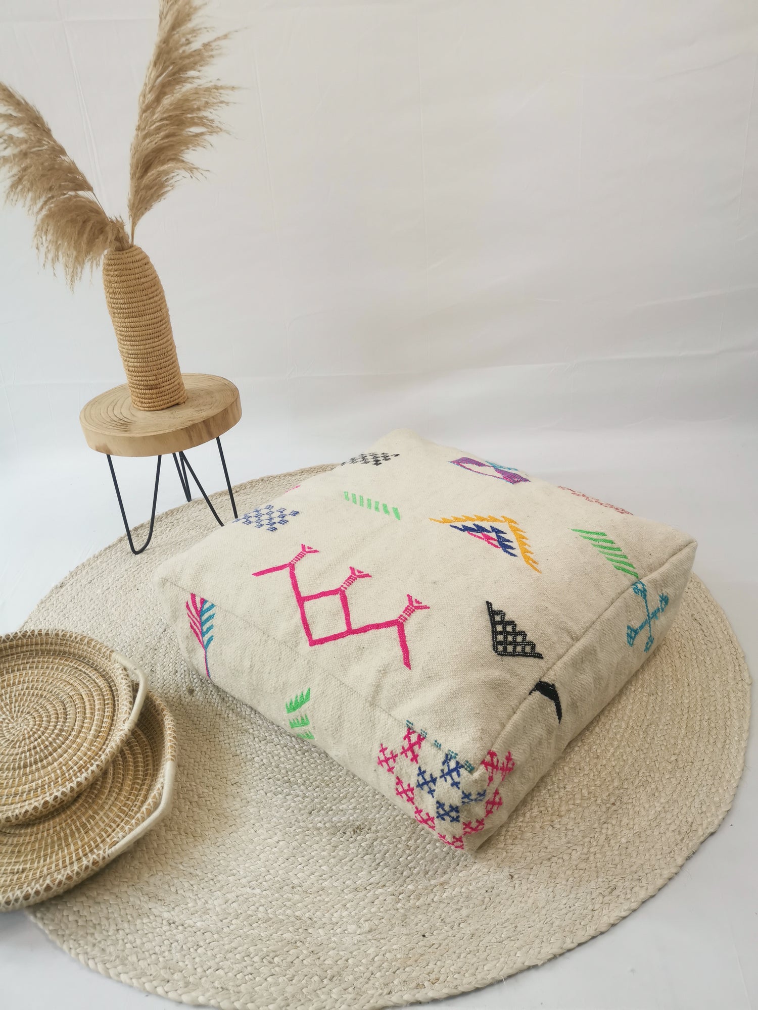 Marokkanischer Pouf, Ethno Bodenkissen, Bunte Beni Ourain geometrische Muster, Boho Sitzkissen aus Wolle, Handarbeit