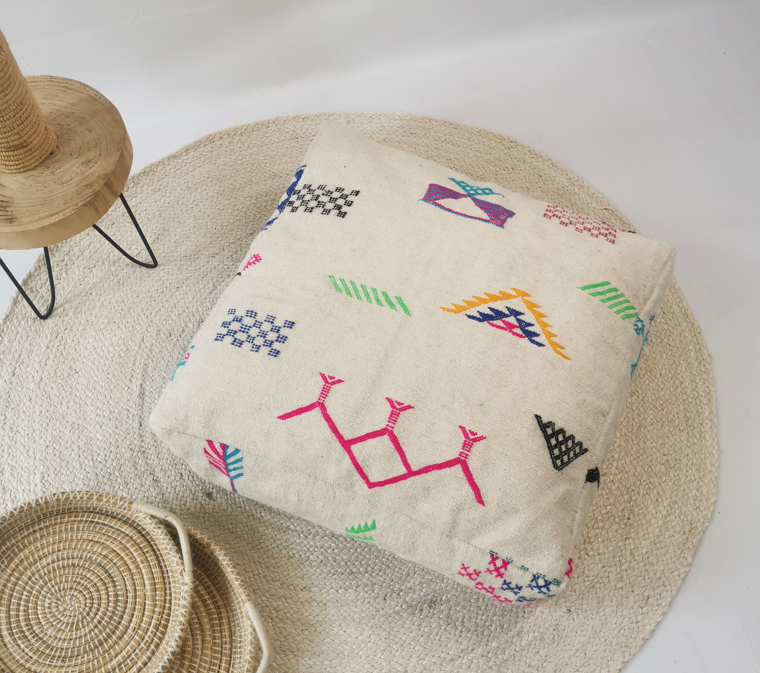 Marokkanischer Pouf, Ethno Bodenkissen, Bunte Beni Ourain geometrische Muster, Boho Sitzkissen aus Wolle, Handarbeit