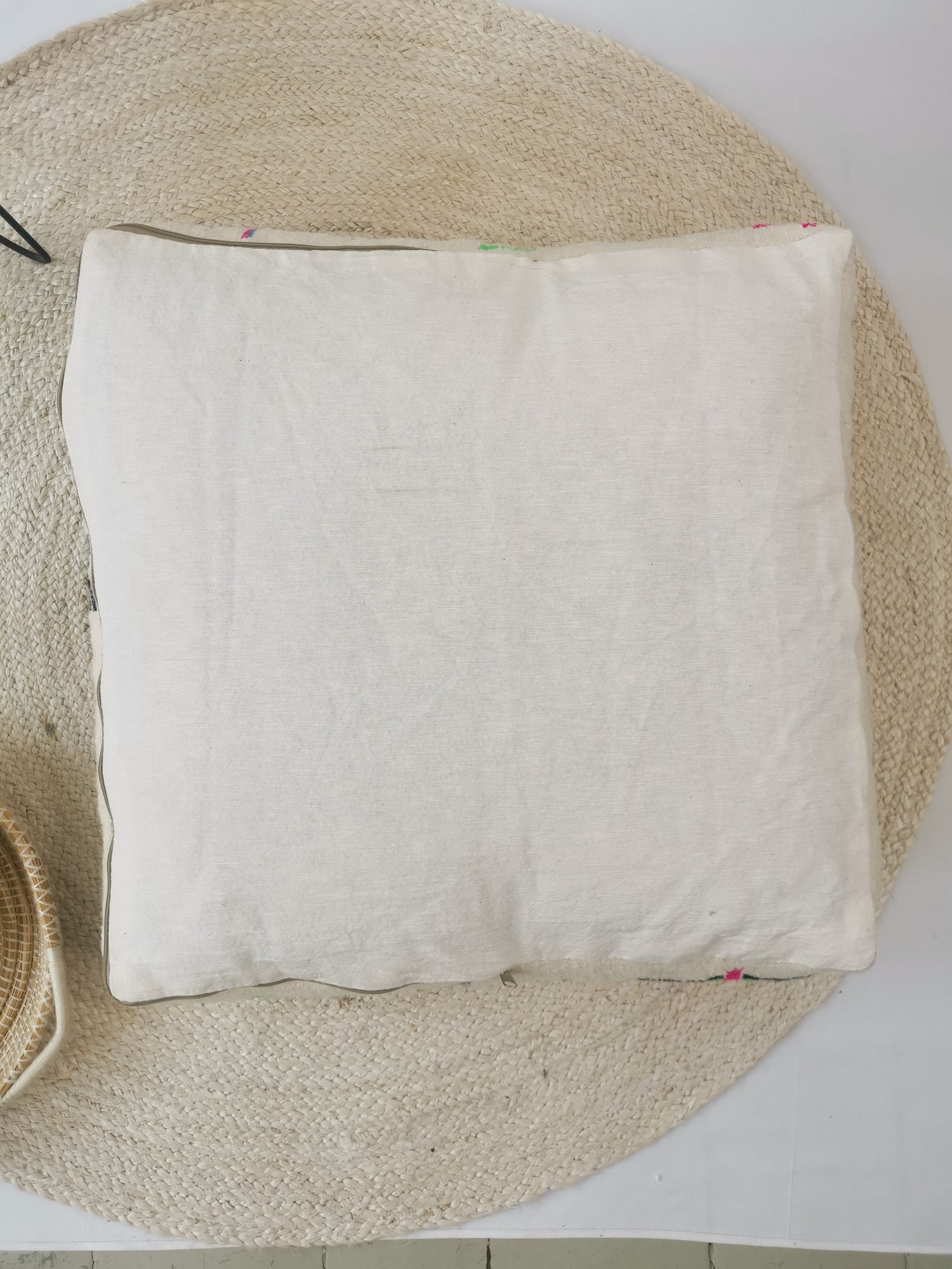 Marokkanischer Pouf, Ethno Bodenkissen, Bunte Beni Ourain geometrische Muster, Boho Sitzkissen aus Wolle, Handarbeit