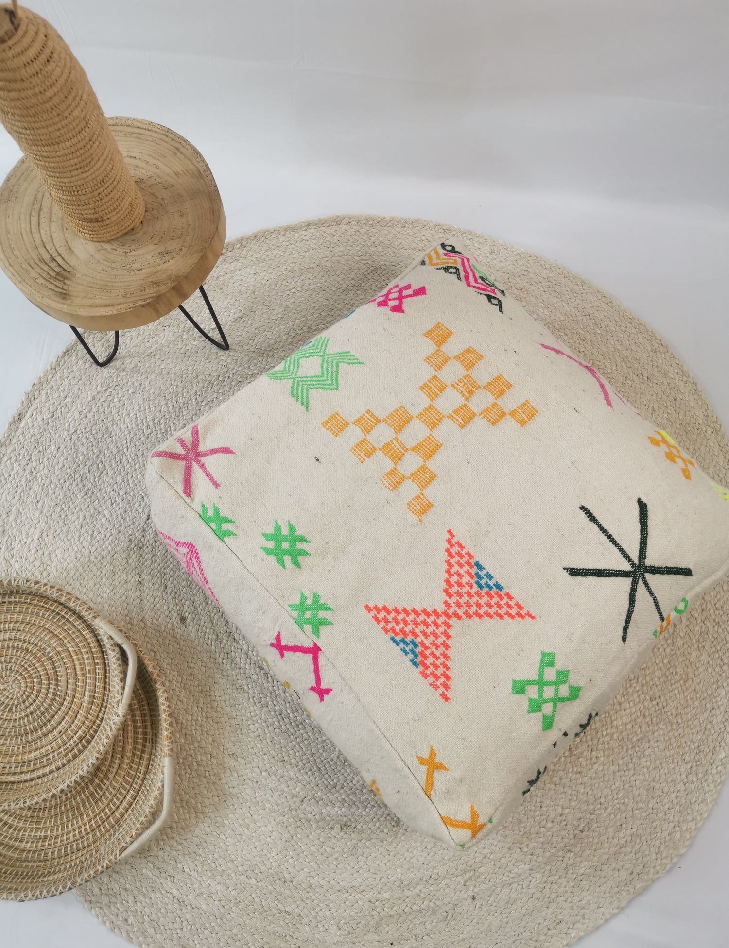 Marokkanischer Pouf, Beni Ourain Bodenkissen, Bunte geometrische Muster, Boho Sitzkissen Meditationskissen aus Wolle, Handarbeit