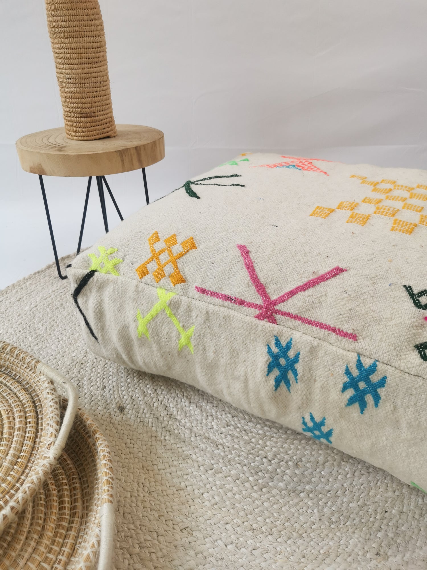 Marokkanischer Pouf, Beni Ourain Bodenkissen, Bunte geometrische Muster, Boho Sitzkissen Meditationskissen aus Wolle, Handarbeit