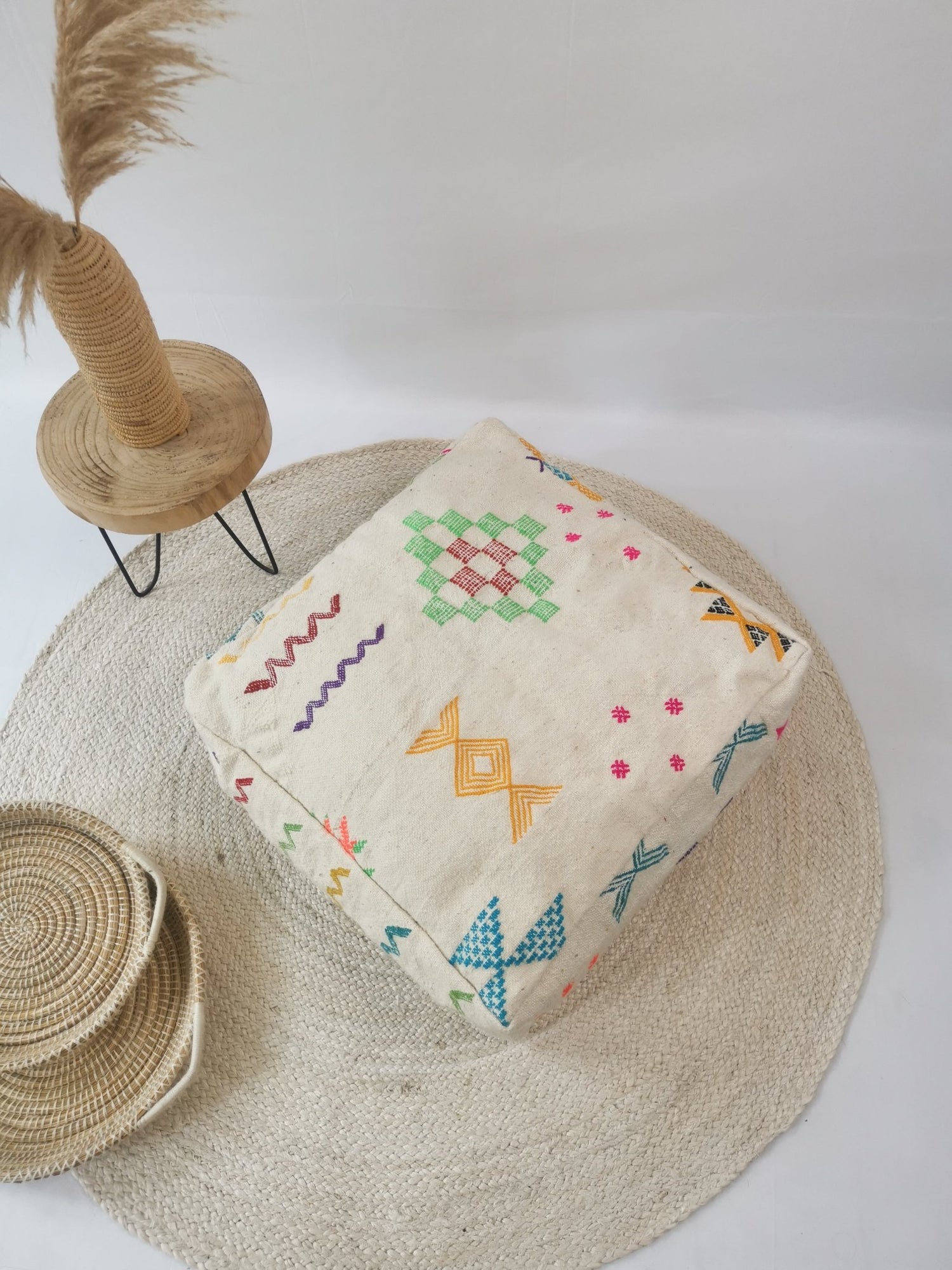 Marokkanischer Pouf, Beni Ourain Bodenkissen, Bunte geometrische Muster, Boho Sitzkissen Meditationskissen aus Wolle, Handarbeit - CocosyBerlin