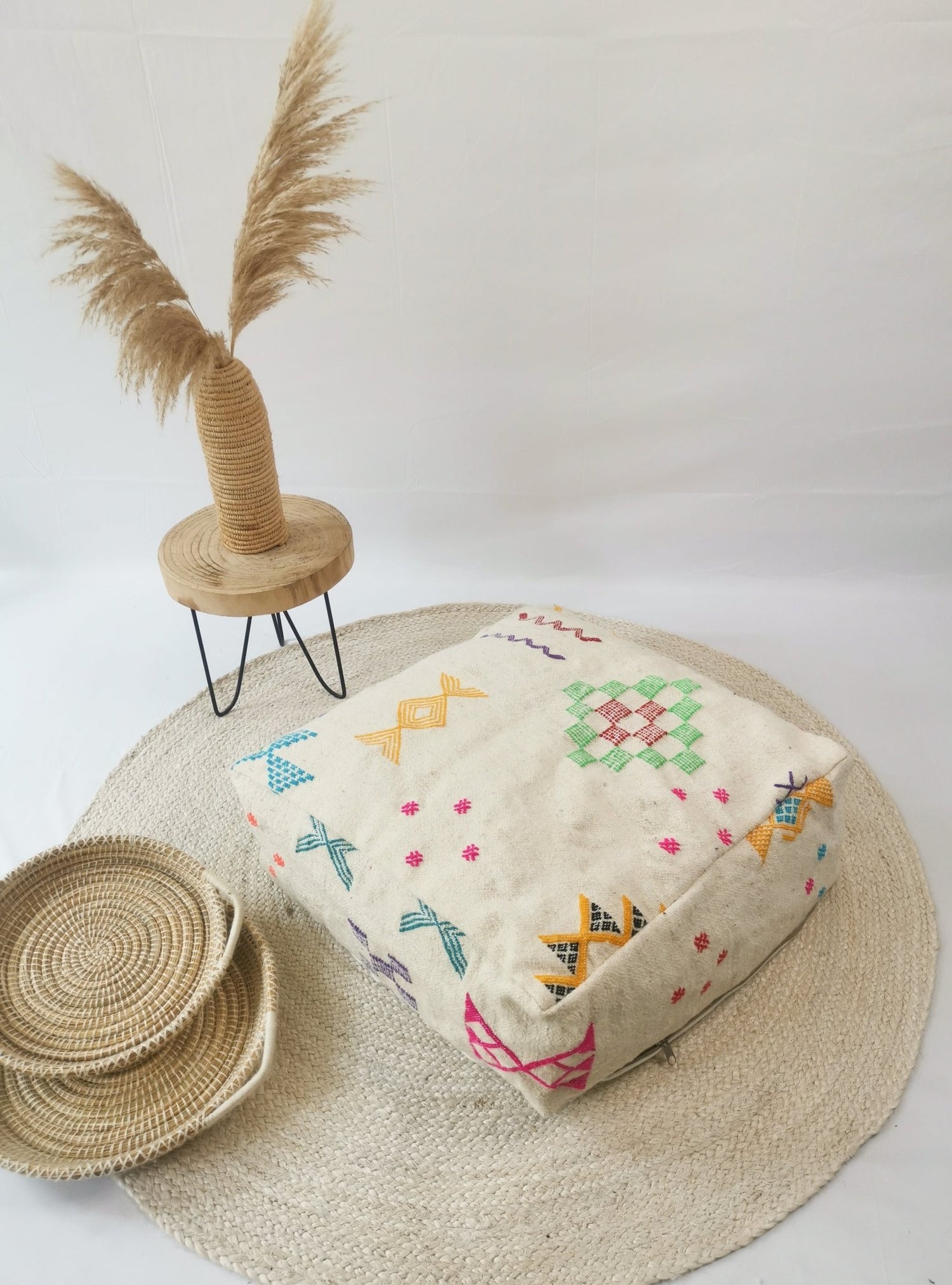 Marokkanischer Pouf, Beni Ourain Bodenkissen, Bunte geometrische Muster, Boho Sitzkissen Meditationskissen aus Wolle, Handarbeit - CocosyBerlin