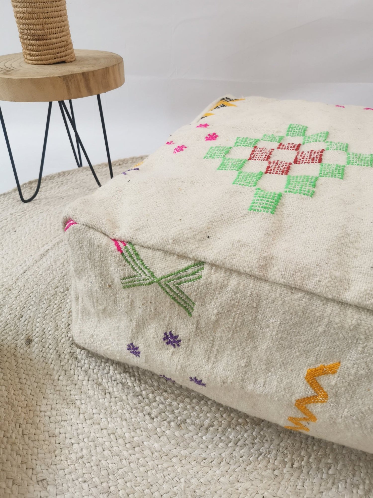 Marokkanischer Pouf, Beni Ourain Bodenkissen, Bunte geometrische Muster, Boho Sitzkissen Meditationskissen aus Wolle, Handarbeit - CocosyBerlin