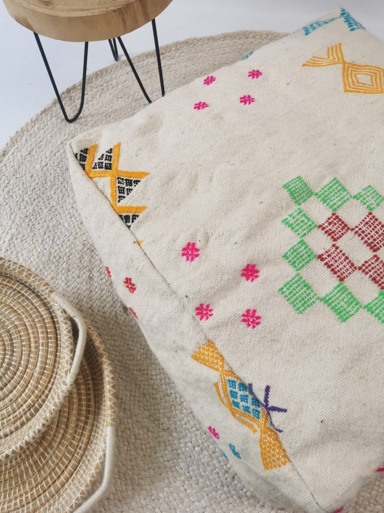 Marokkanischer Pouf, Beni Ourain Bodenkissen, Bunte geometrische Muster, Boho Sitzkissen Meditationskissen aus Wolle, Handarbeit - CocosyBerlin
