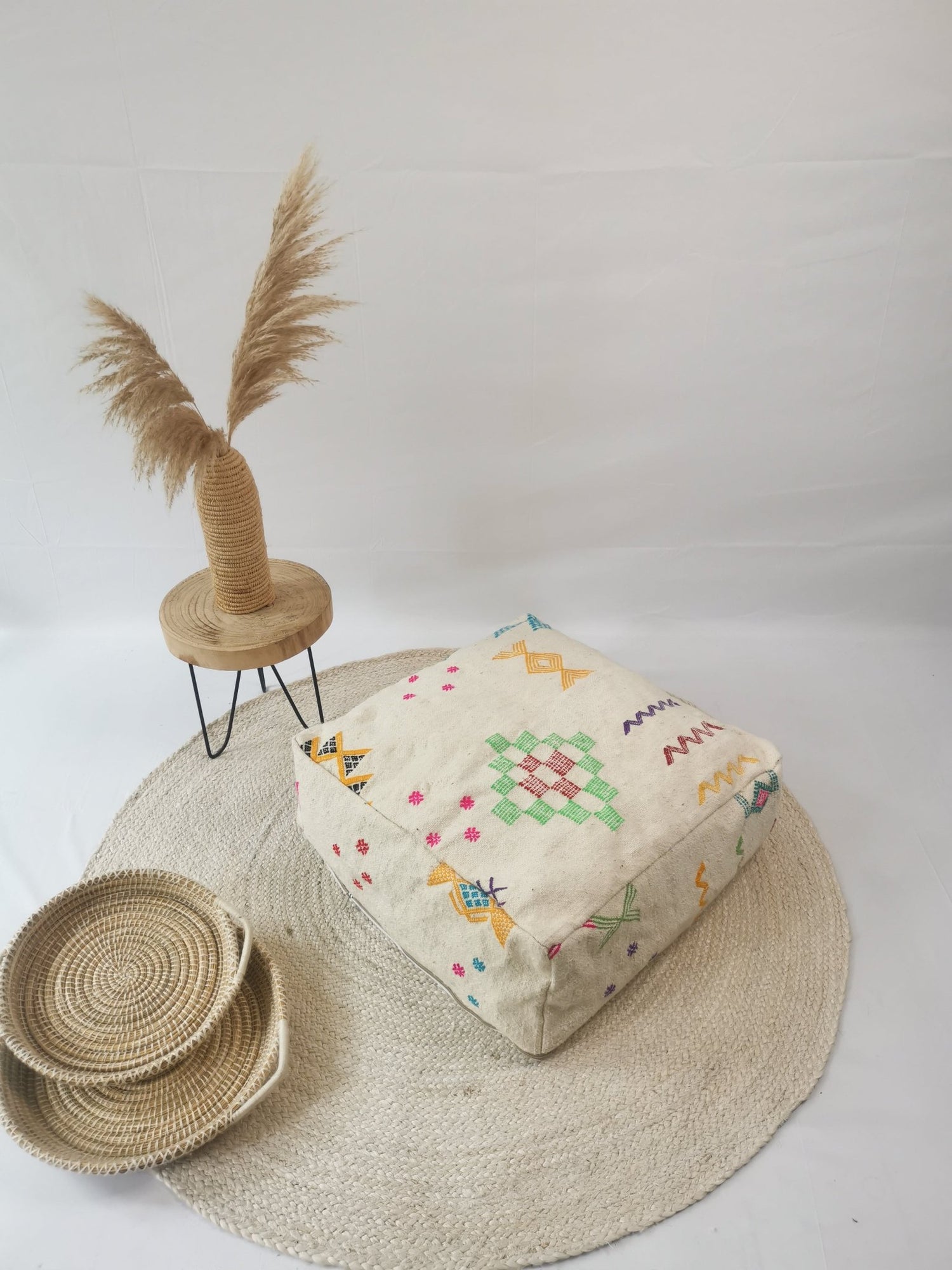 Marokkanischer Pouf, Beni Ourain Bodenkissen, Bunte geometrische Muster, Boho Sitzkissen Meditationskissen aus Wolle, Handarbeit - CocosyBerlin