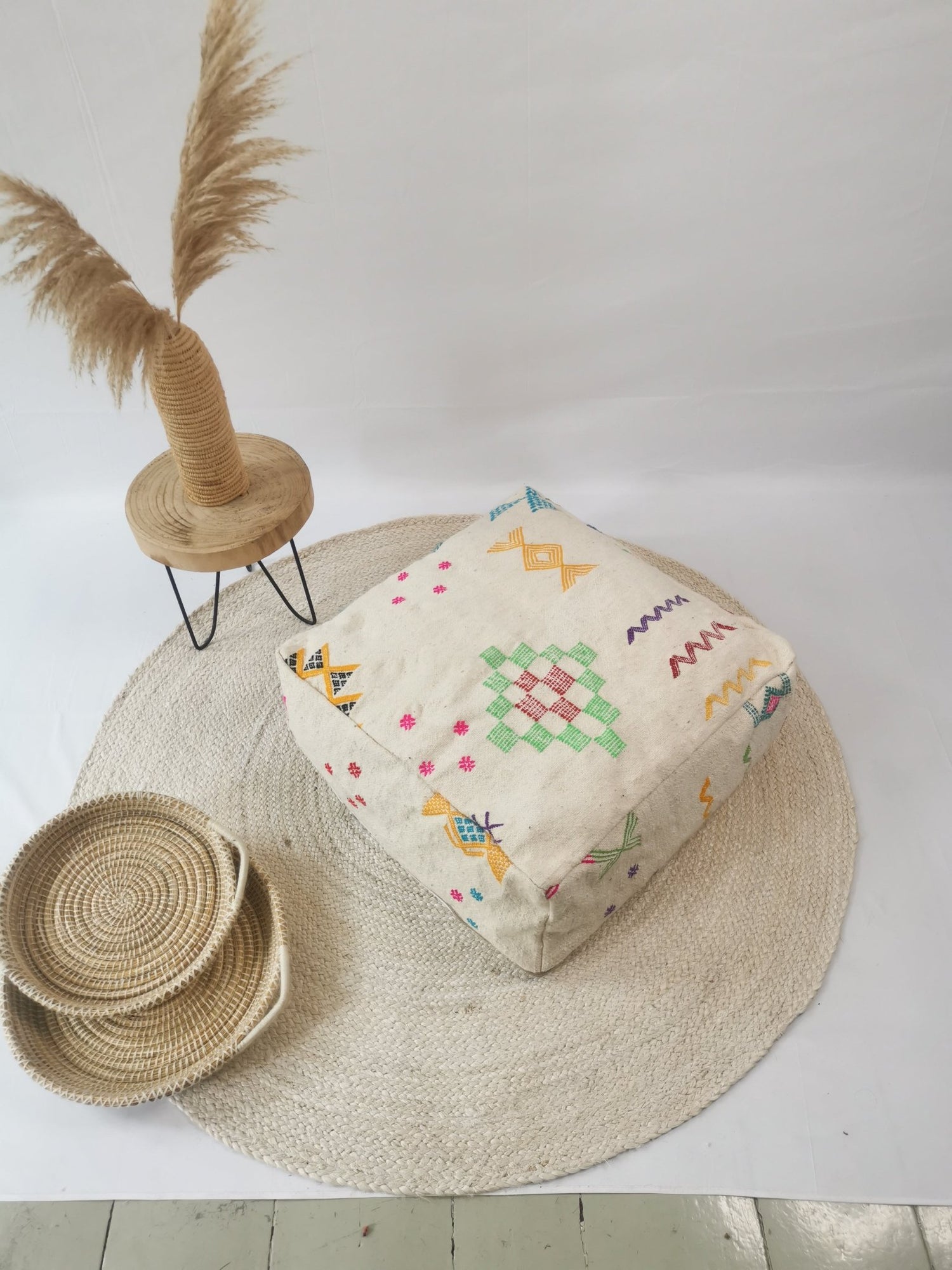 Marokkanischer Pouf, Beni Ourain Bodenkissen, Bunte geometrische Muster, Boho Sitzkissen Meditationskissen aus Wolle, Handarbeit - CocosyBerlin