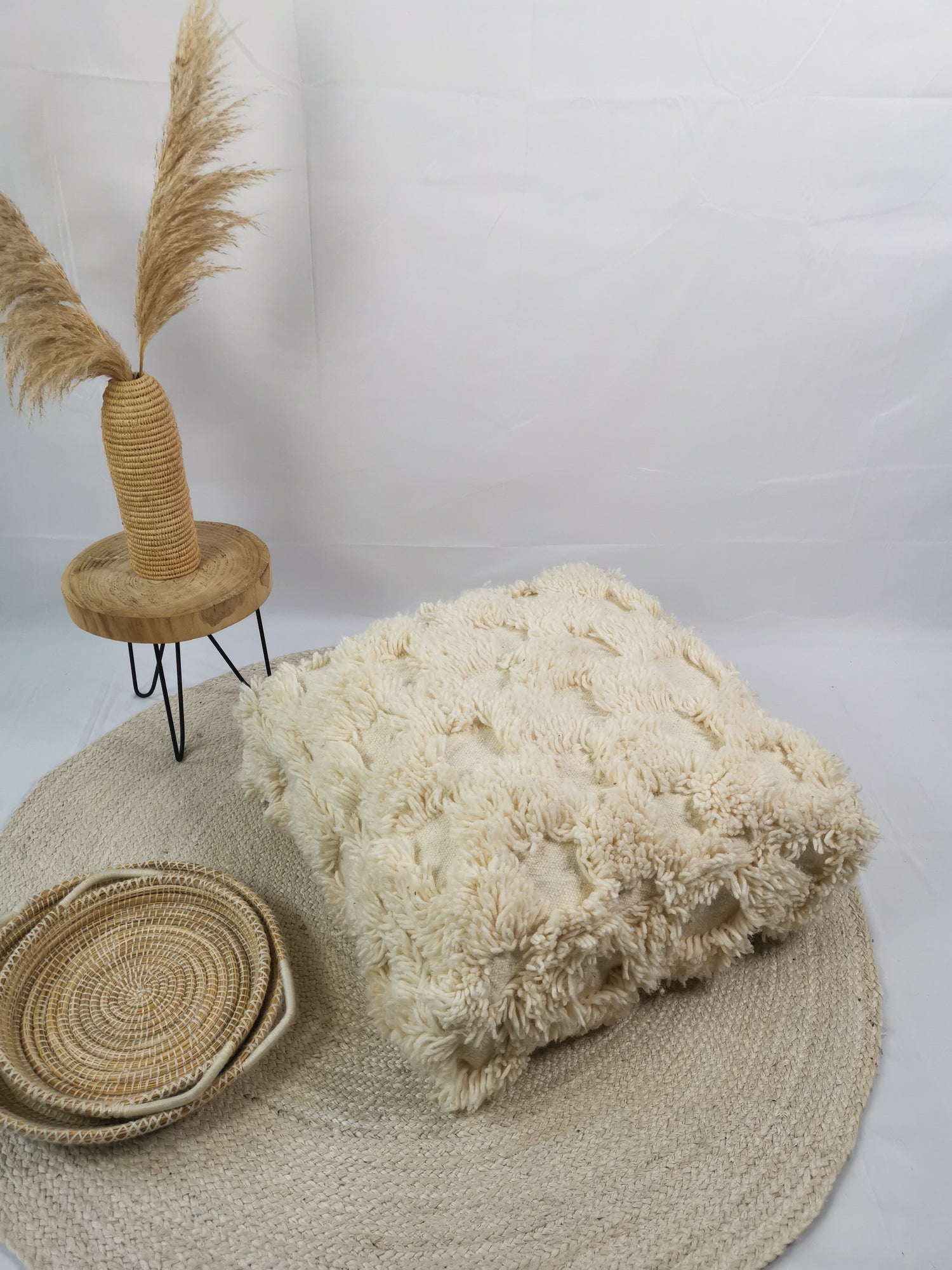 Pouf marocain, coussin de sol berbère léger, pouf en laine à carreaux, coussin d'assise à carreaux vintage, Beni Ourain, coloris crème, naturel