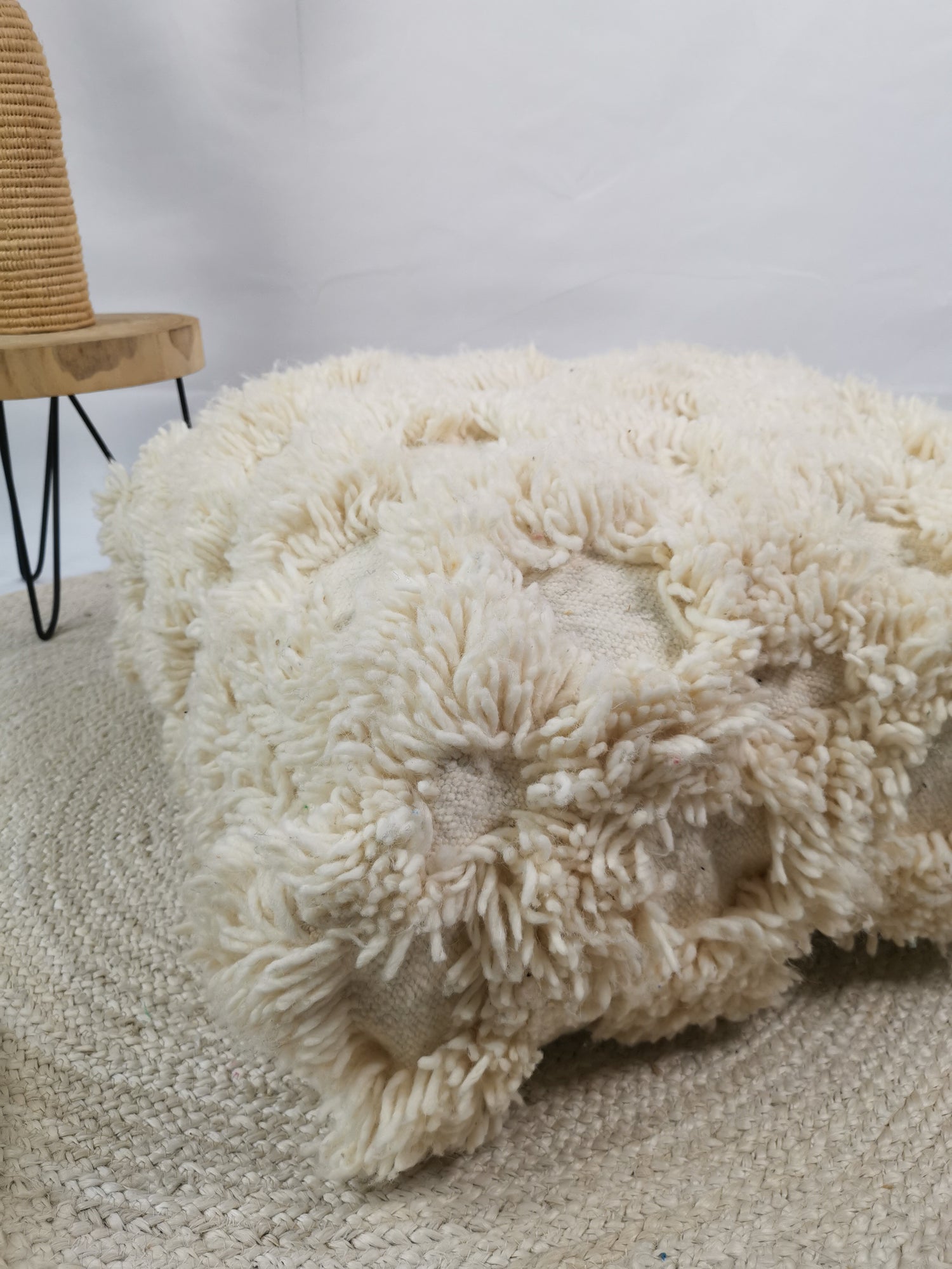 Pouf marocain, coussin de sol berbère léger, pouf en laine à carreaux, coussin d'assise à carreaux vintage, Beni Ourain, coloris crème, naturel