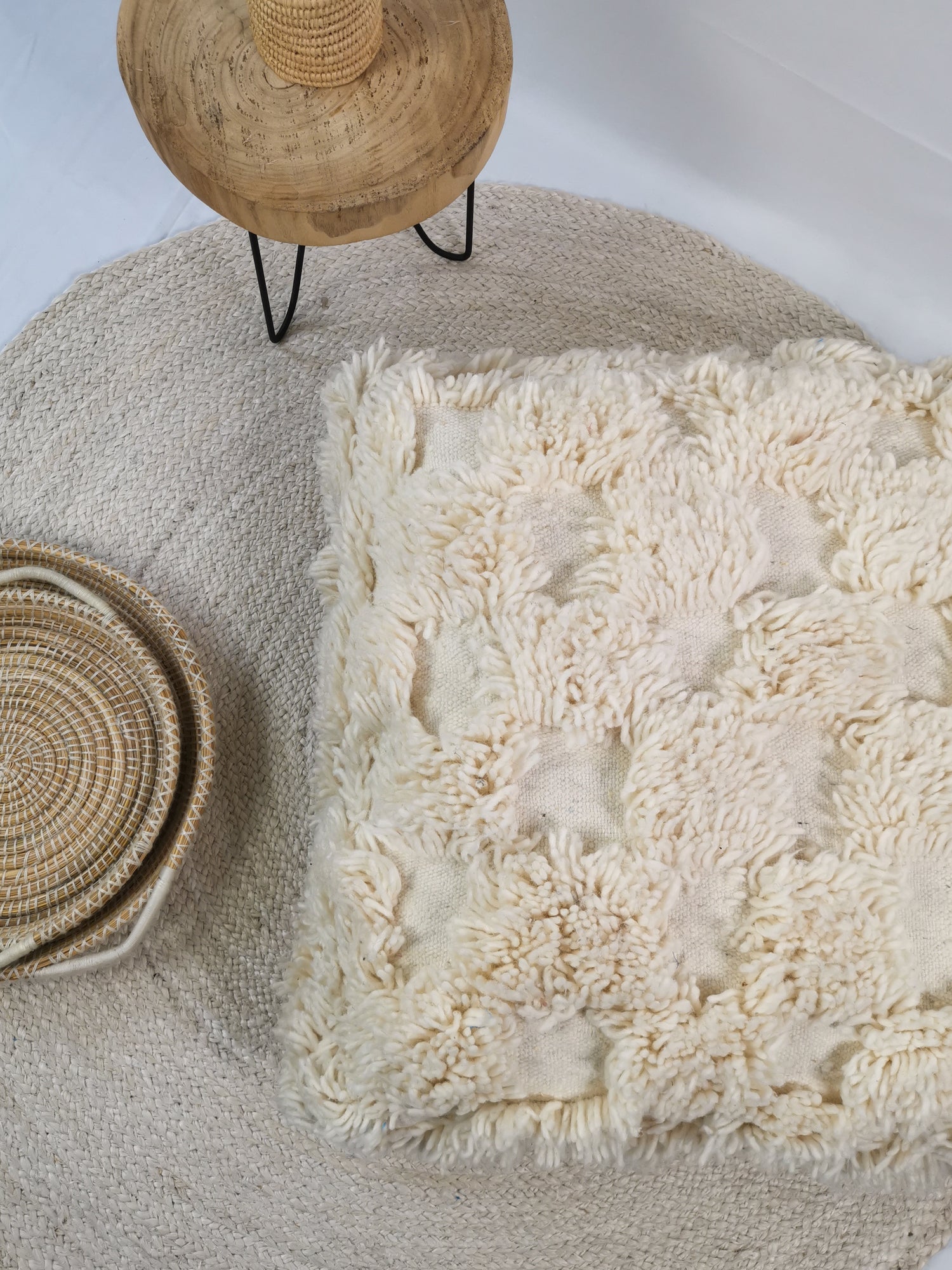 Pouf marocain, coussin de sol berbère léger, pouf en laine à carreaux, coussin d'assise à carreaux vintage, Beni Ourain, coloris crème, naturel