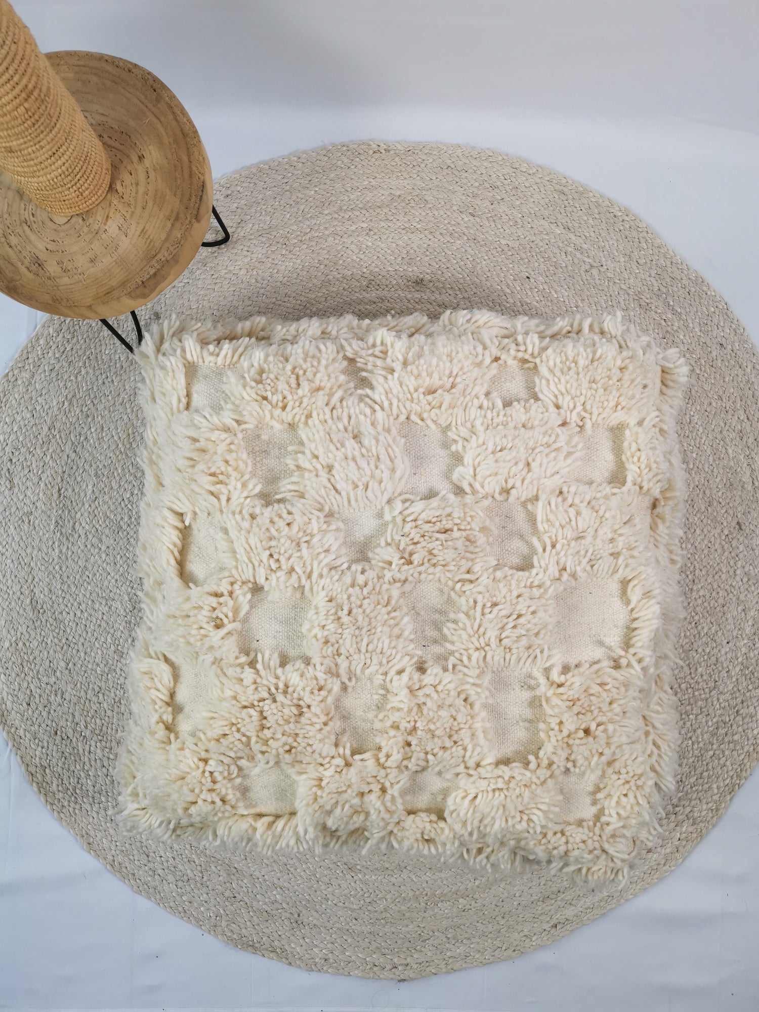 Pouf marocain, coussin de sol berbère léger, pouf en laine à carreaux, coussin d'assise à carreaux vintage, Beni Ourain, coloris crème, naturel