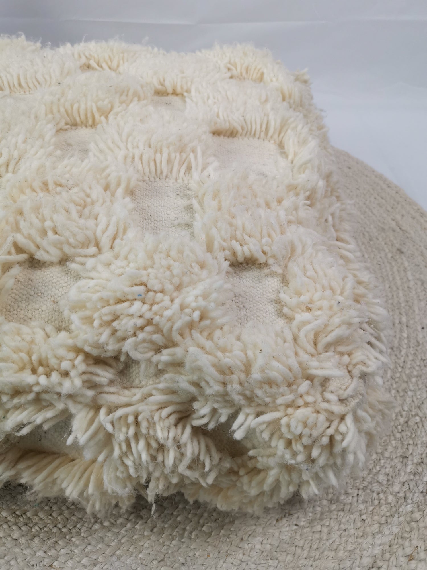 Pouf marocain, coussin de sol berbère léger, pouf en laine à carreaux, coussin d'assise à carreaux vintage, Beni Ourain, coloris crème, naturel