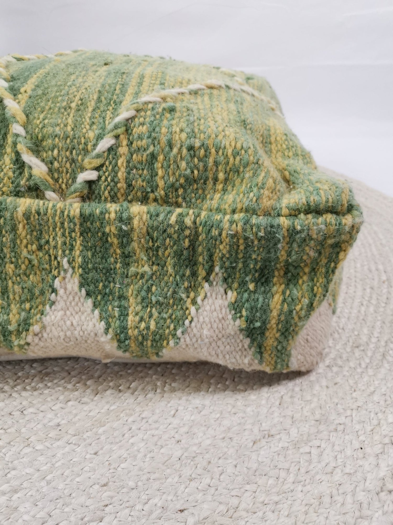 Marokkanischer Vintage Pouf bunt, Sitzkissen aus Wolle, Vintage Berber Bodenkissen grün - CocosyBerlin
