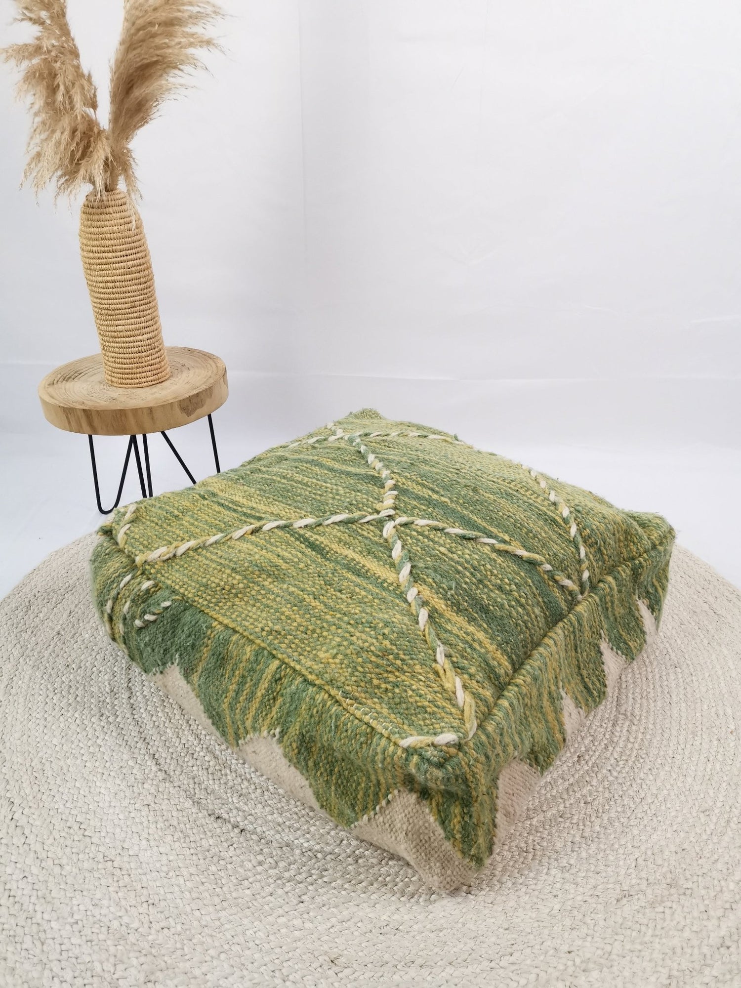 Marokkanischer Vintage Pouf bunt, Sitzkissen aus Wolle, Vintage Berber Bodenkissen grün - CocosyBerlin
