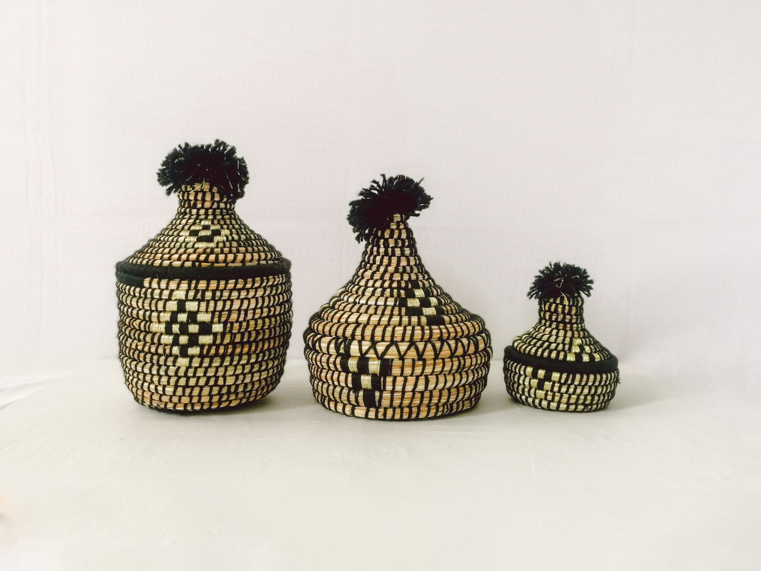 Korb aus Seegras, Aufbewahrungskorb aus Marokko, Handarbeit, Korb mit Deckel, Berber Korb, Ethno Korb, Tajine Korb Boho schwarz gold - CocosyBerlin