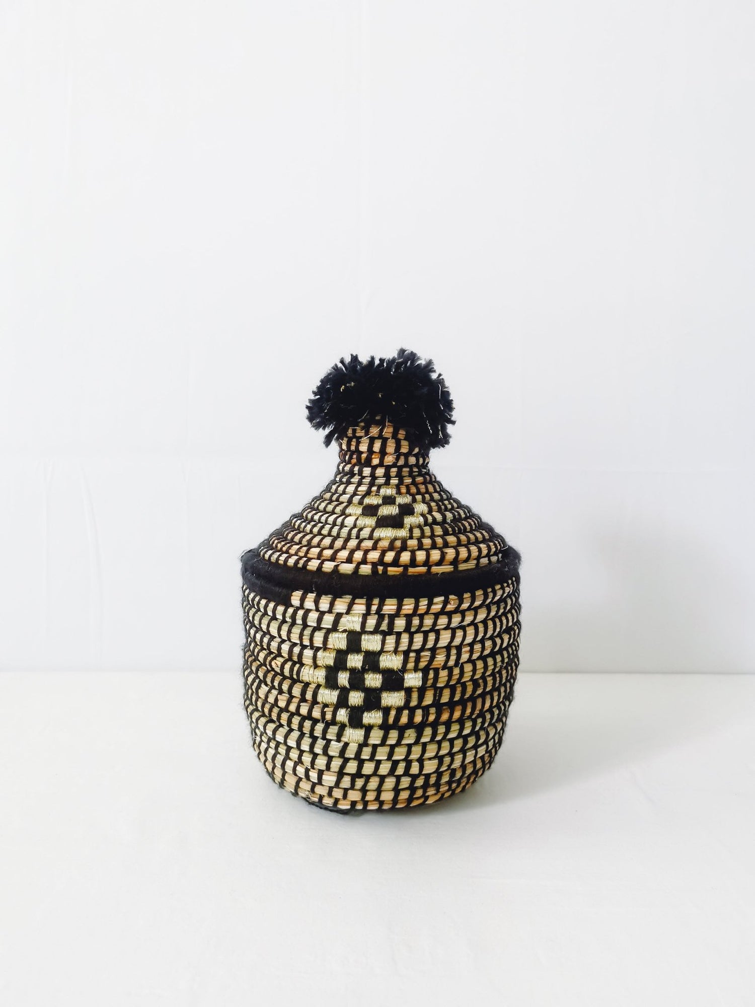 Korb aus Seegras, Aufbewahrungskorb aus Marokko, Handarbeit, Korb mit Deckel, Berber Korb, Ethno Korb, Tajine Korb Boho schwarz gold - CocosyBerlin