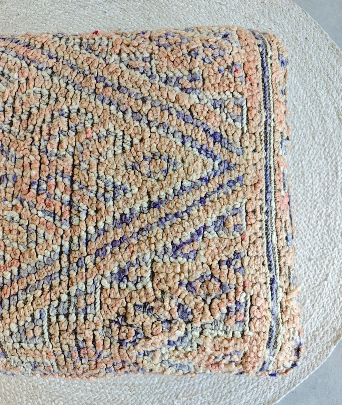 Marokkanischer Vintage Pouf quadratisch, Berber Bodenkissen mit geometrischen Muster - CocosyBerlin