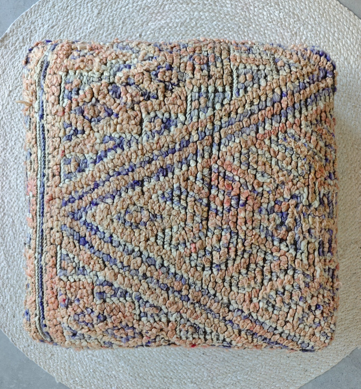 Marokkanischer Vintage Pouf quadratisch, Berber Bodenkissen mit geometrischen Muster - CocosyBerlin