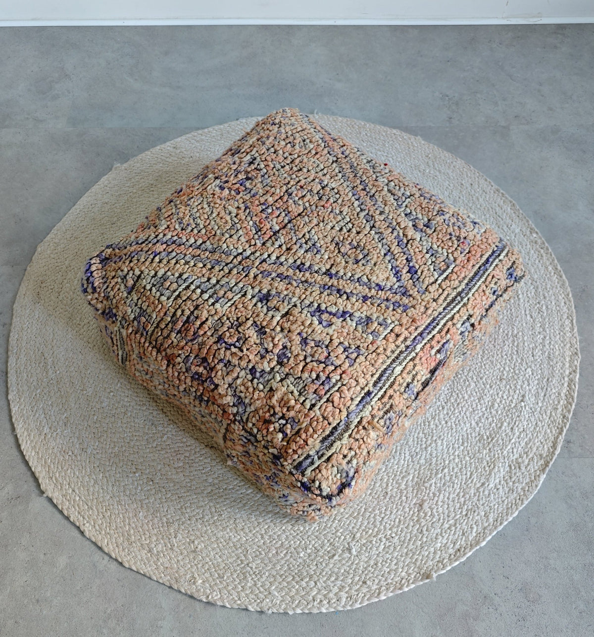 Marokkanischer Vintage Pouf quadratisch, Berber Bodenkissen mit geometrischen Muster - CocosyBerlin