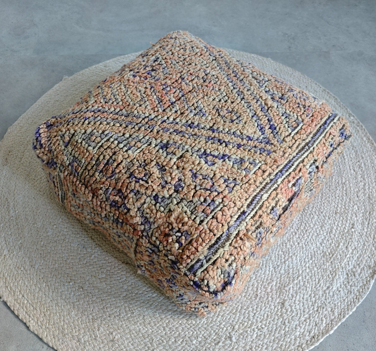 Marokkanischer Vintage Pouf quadratisch, Berber Bodenkissen mit geometrischen Muster - CocosyBerlin