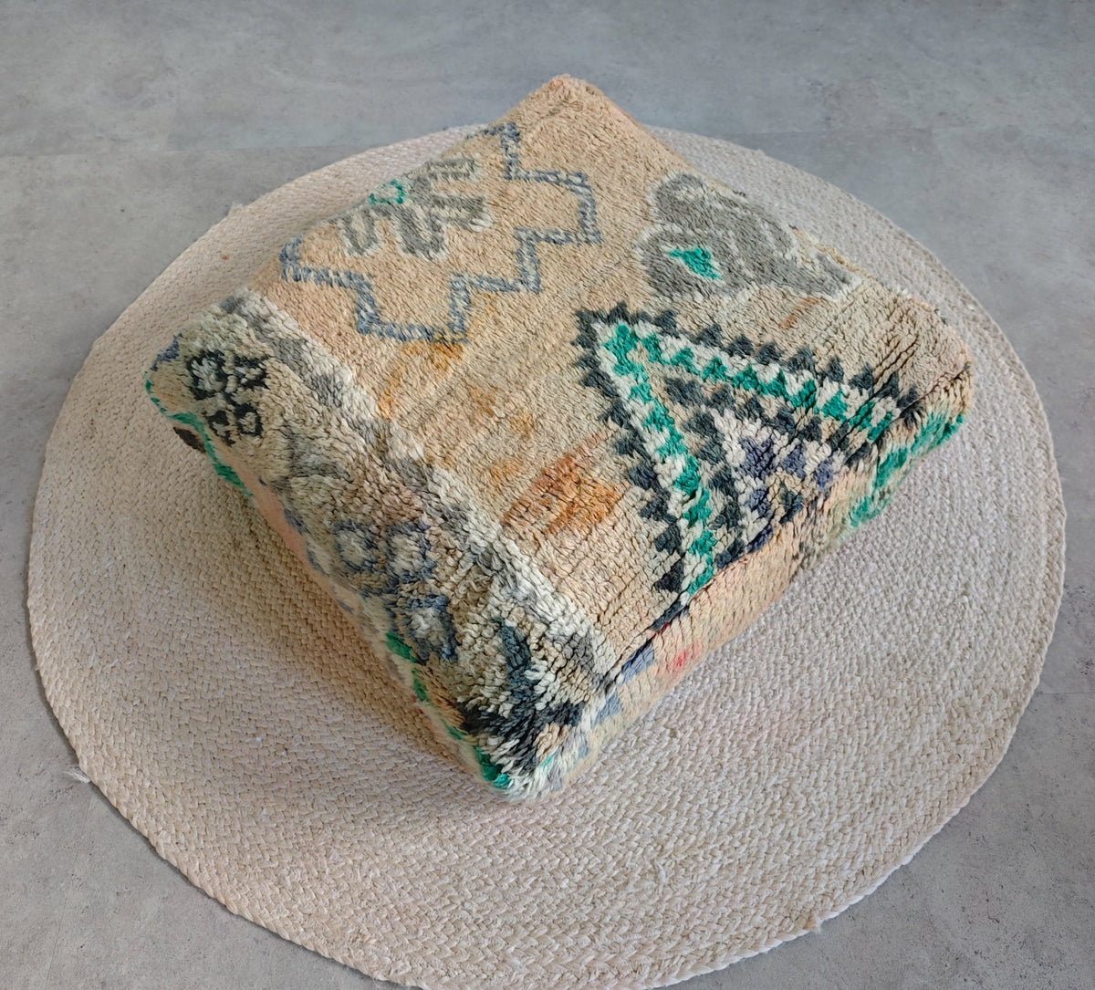 Marokkanischer Vintage Pouf, Bodenkissen Beni Ourain, Meditationskissen, Hundebett - CocosyBerlin