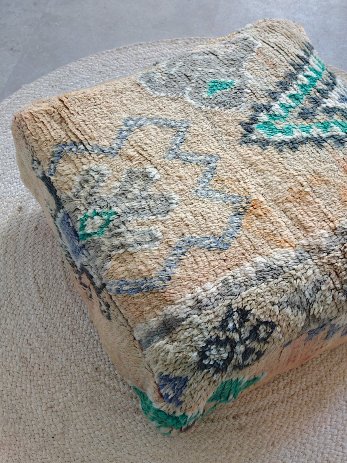 Marokkanischer Vintage Pouf, Bodenkissen Beni Ourain, Meditationskissen, Hundebett - CocosyBerlin